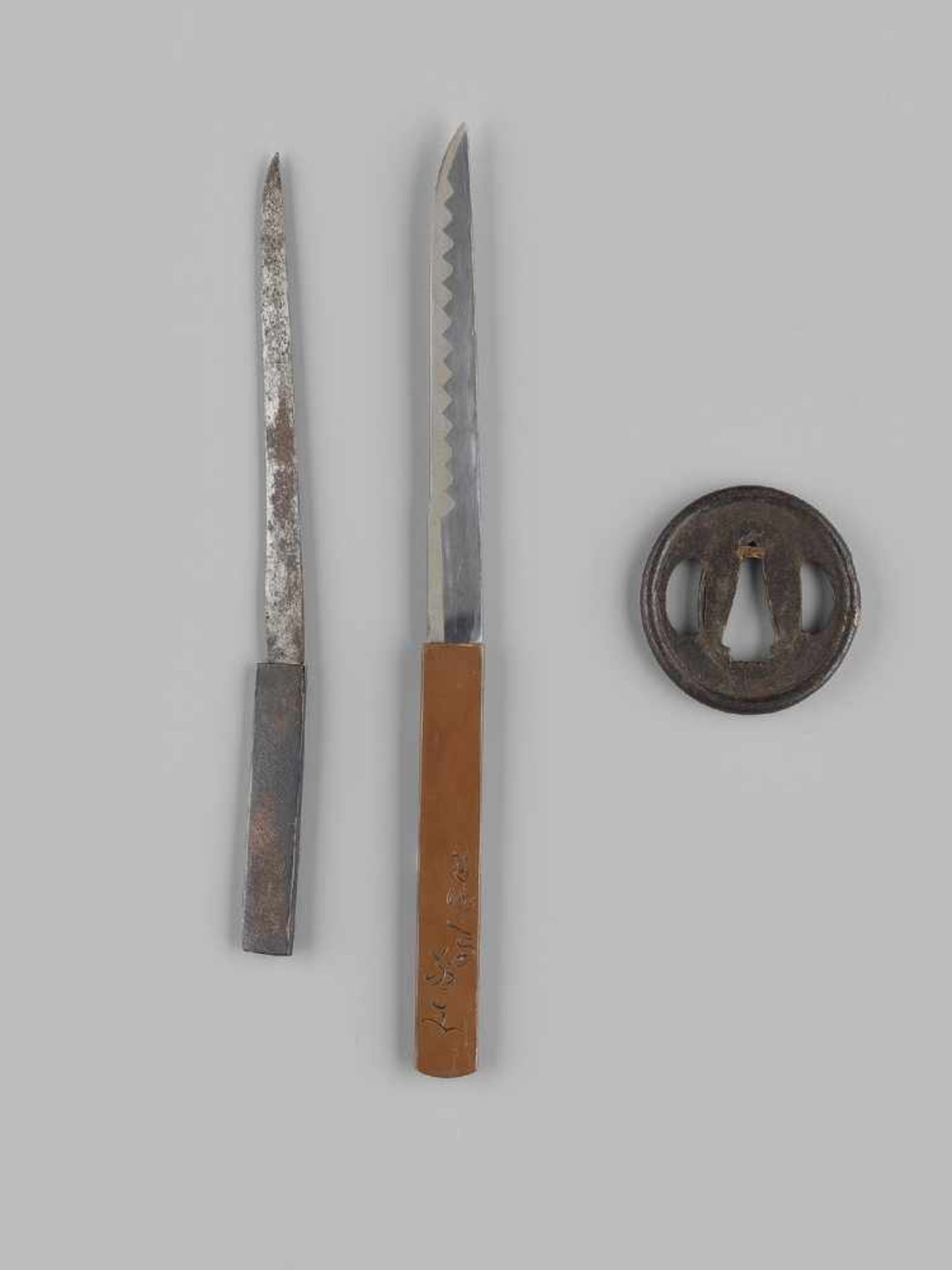 A RARE ENJU KOTO SCHOOL YOROIDOSHI TANTO Japan, Koto, 1570, late Muromachi period (1336-1573)A - Bild 8 aus 11