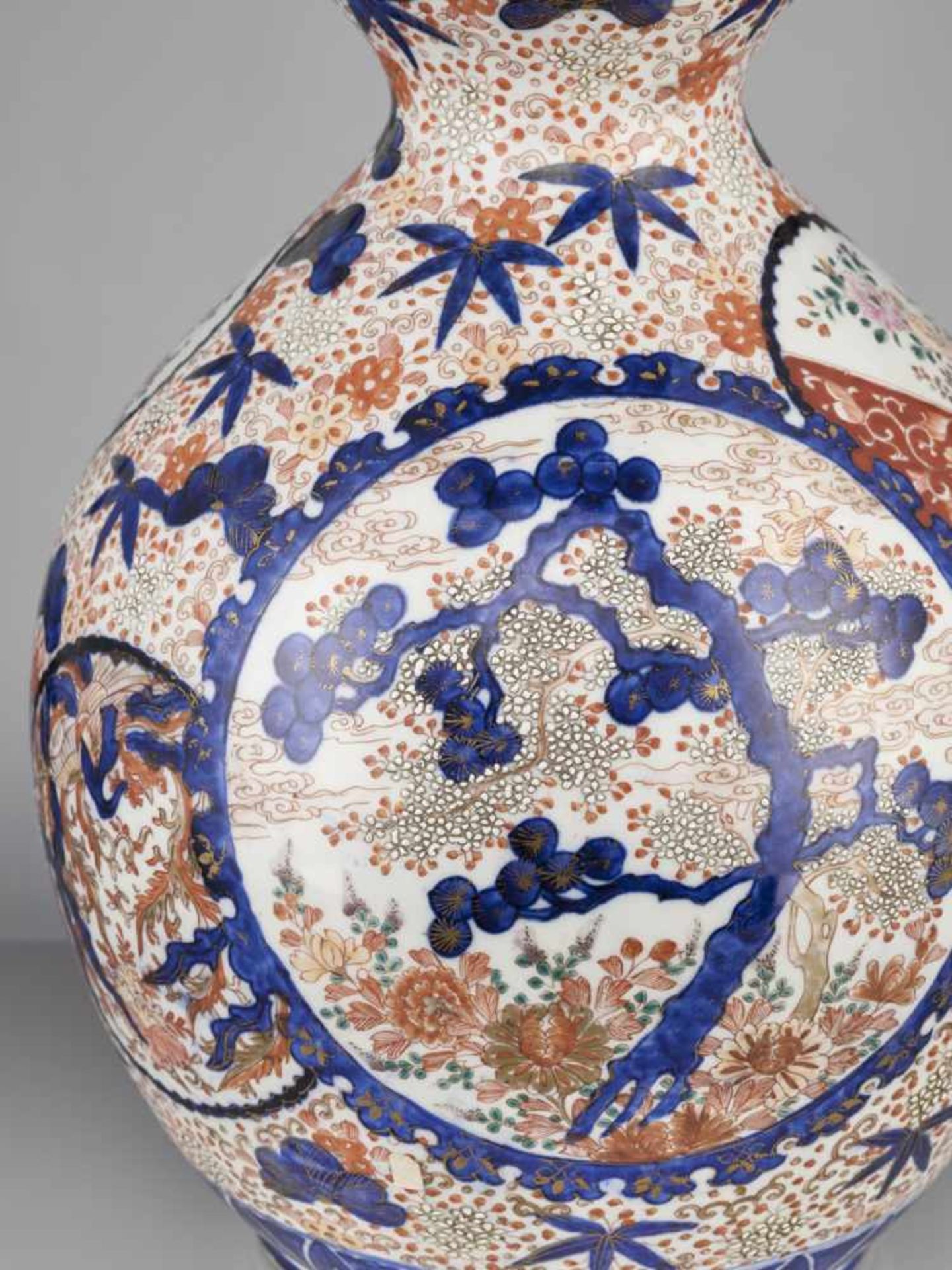 A VERY LARGE IMARI PORCELAIN DOUBLE-GOURD VASE Japan, ca. 1900, Meiji period (1868-1912)The vase - Image 4 of 11