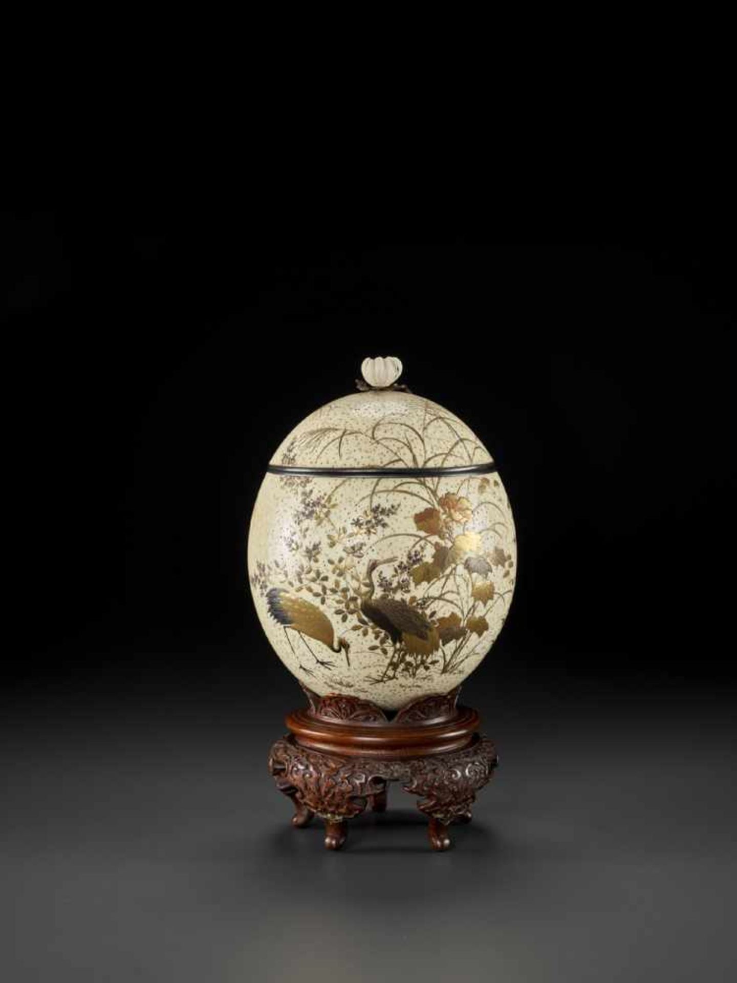 A FINELY LACQUERED OSTRICH EGG Japan, late 19th century, Meiji period (1868-1912)The speckled egg is - Bild 6 aus 10