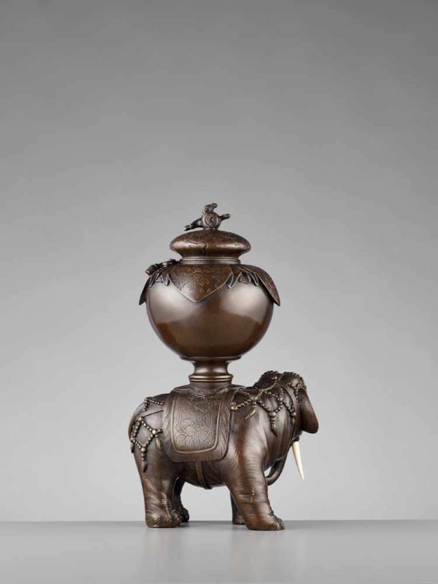 A FINE LARGE CAPARISONED ELEPHANT BRONZE KORO Japan, Meiji period (1868-1912)The pachyderm stands on - Bild 5 aus 10