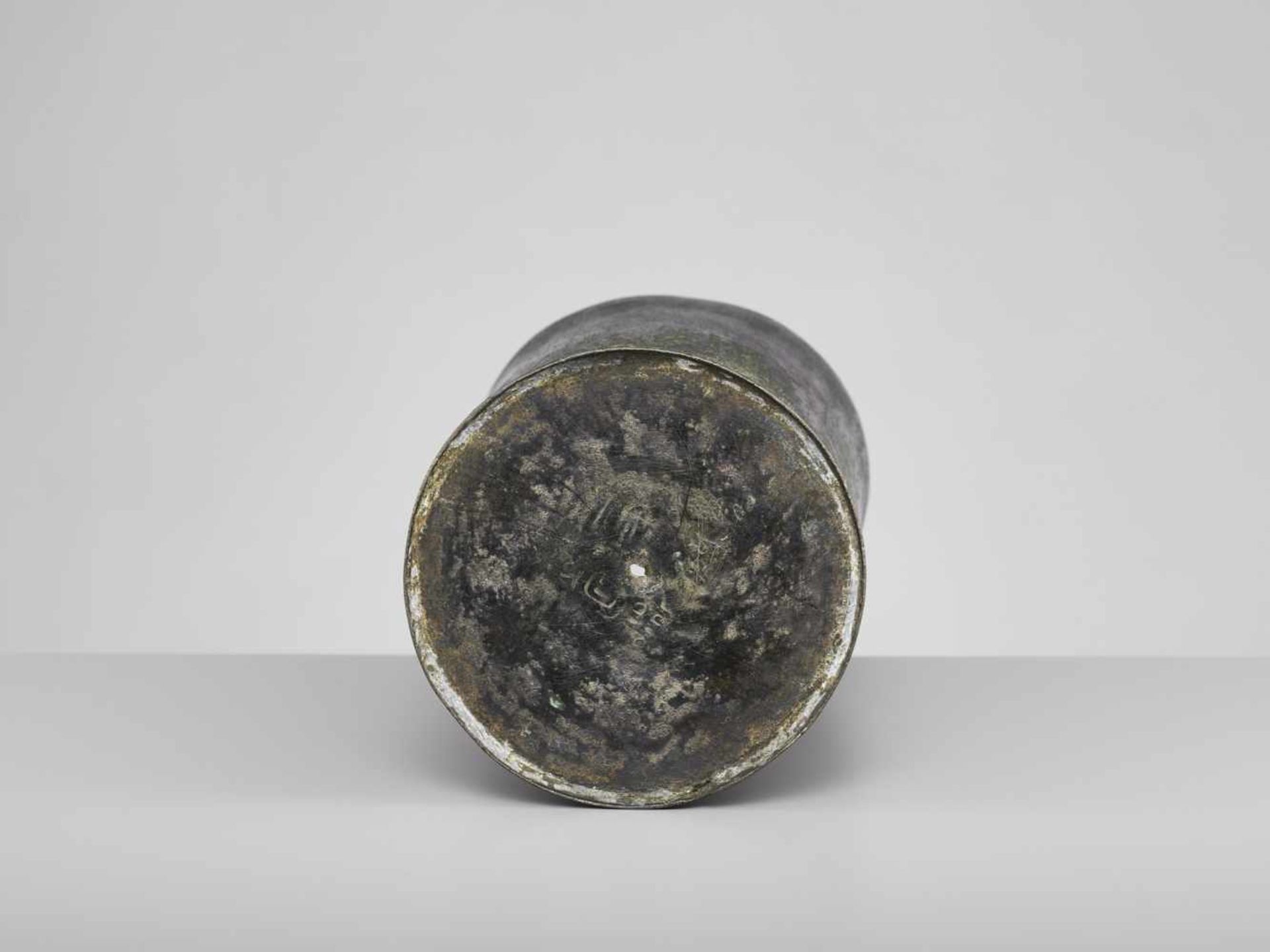 A VERY RARE AND EARLY BRONZE SUTRA CANISTER Japan, Muromachi period (1333-1573)The exterior of the - Image 9 of 10