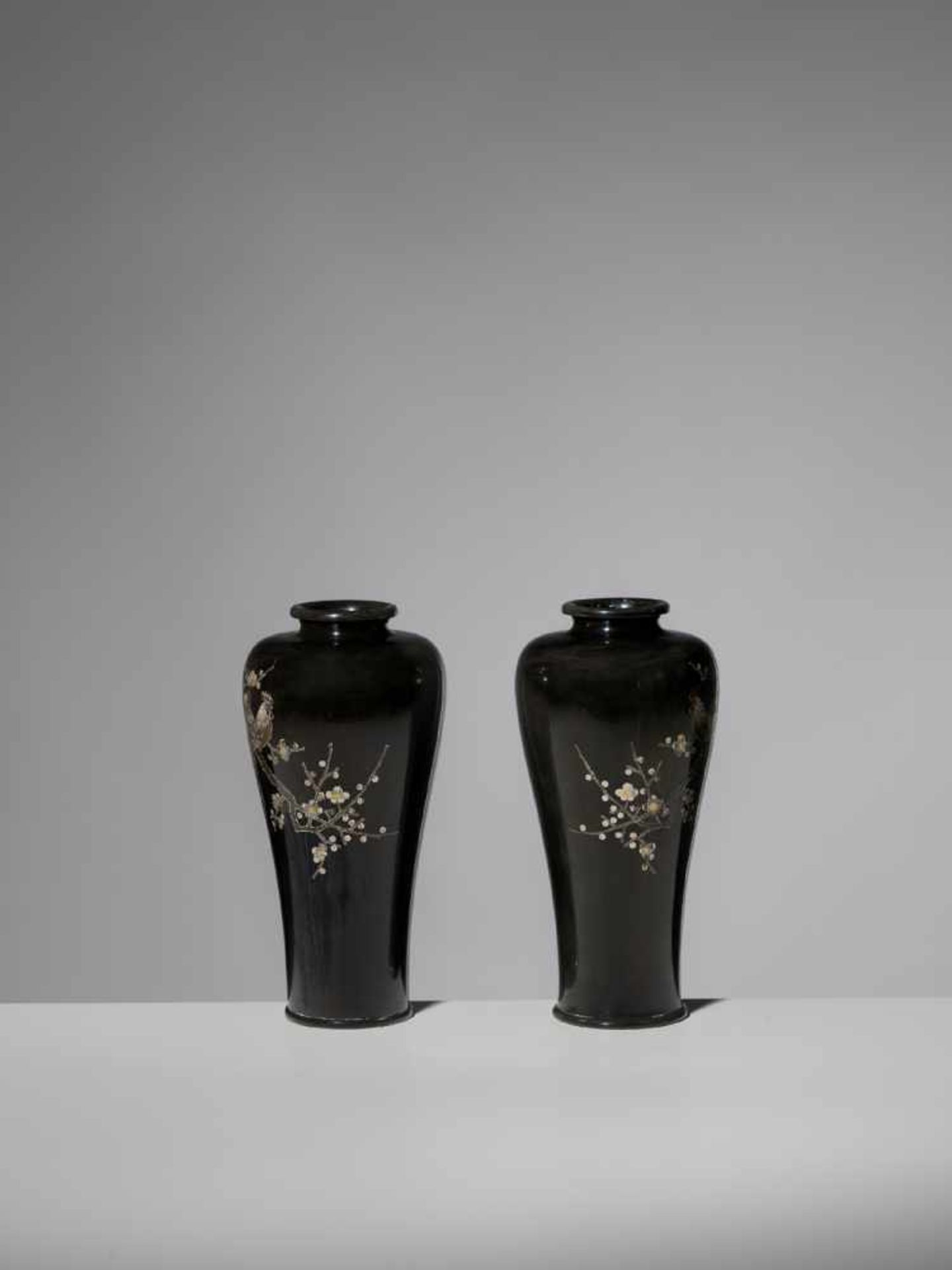 KANEYOSHI: A PAIR OF GOLD AND SILVER INLAID ‘ONAGADORI’ VASES By Kaneyoshi, signed KaneyoshiJapan, - Bild 5 aus 9