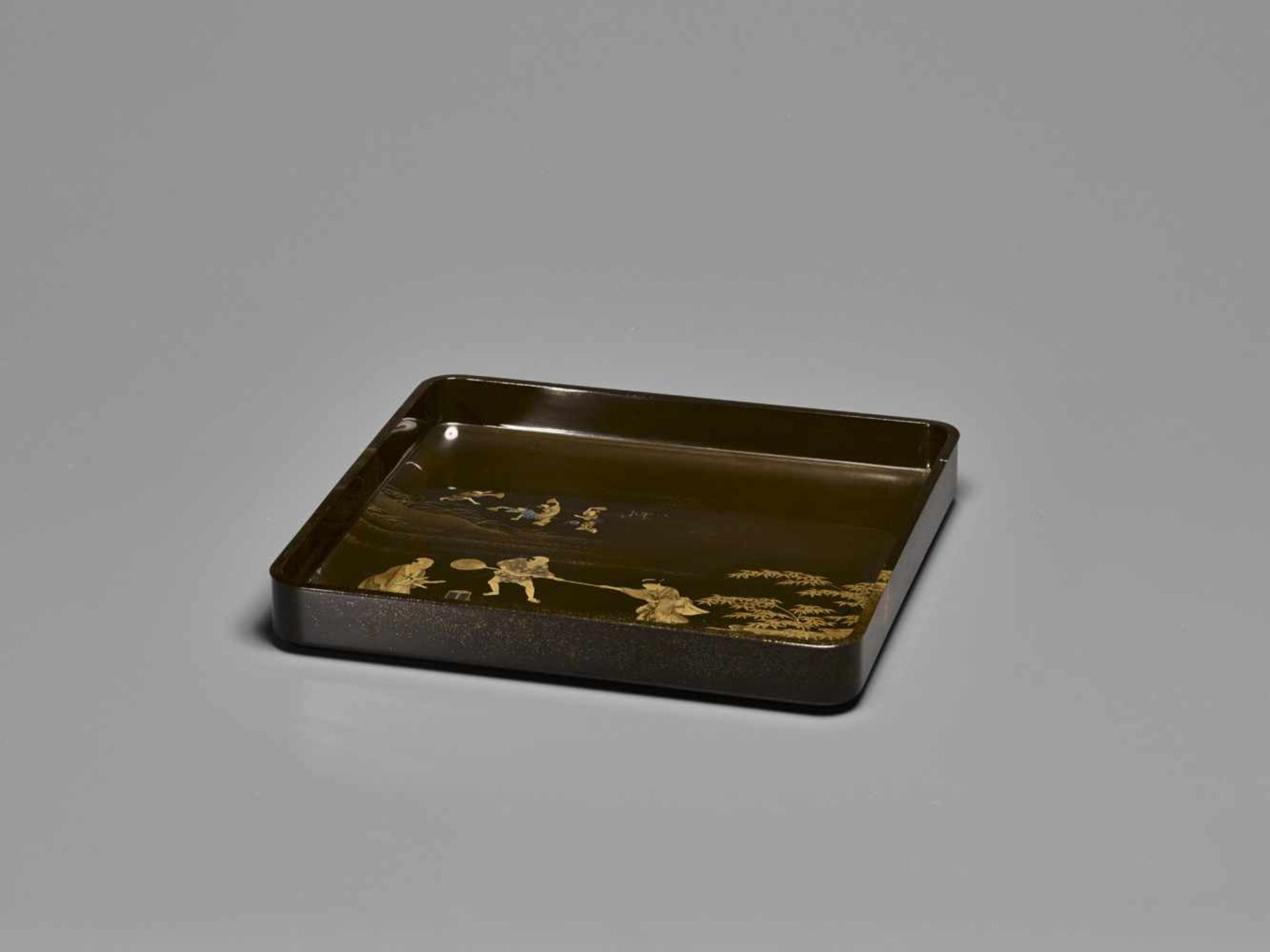 A GOLD LACQUER TRAY Japan, late 19th century, Meiji period (1868-1912)Finely painted with a scene - Bild 2 aus 8