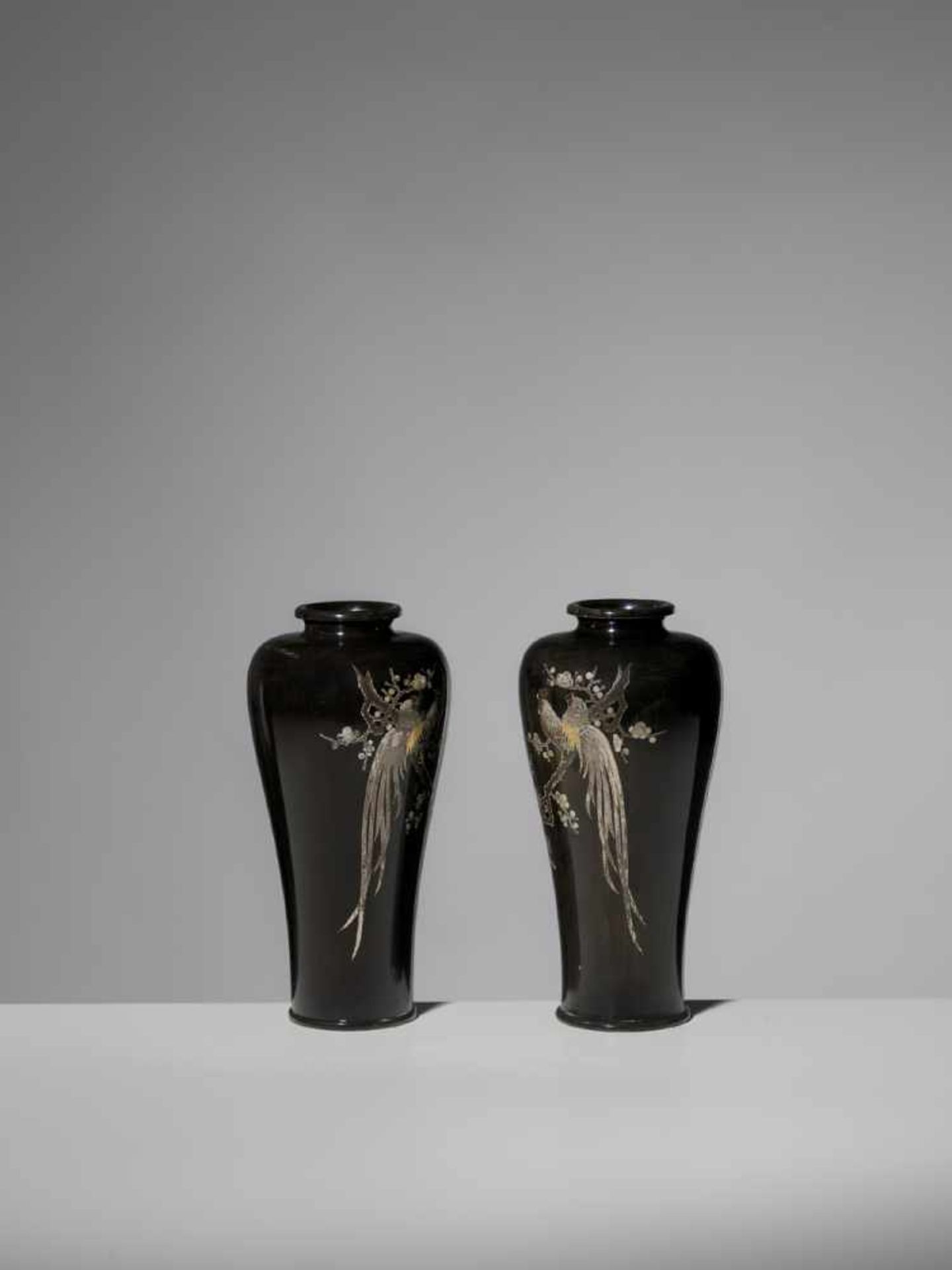 KANEYOSHI: A PAIR OF GOLD AND SILVER INLAID ‘ONAGADORI’ VASES By Kaneyoshi, signed KaneyoshiJapan, - Bild 2 aus 9