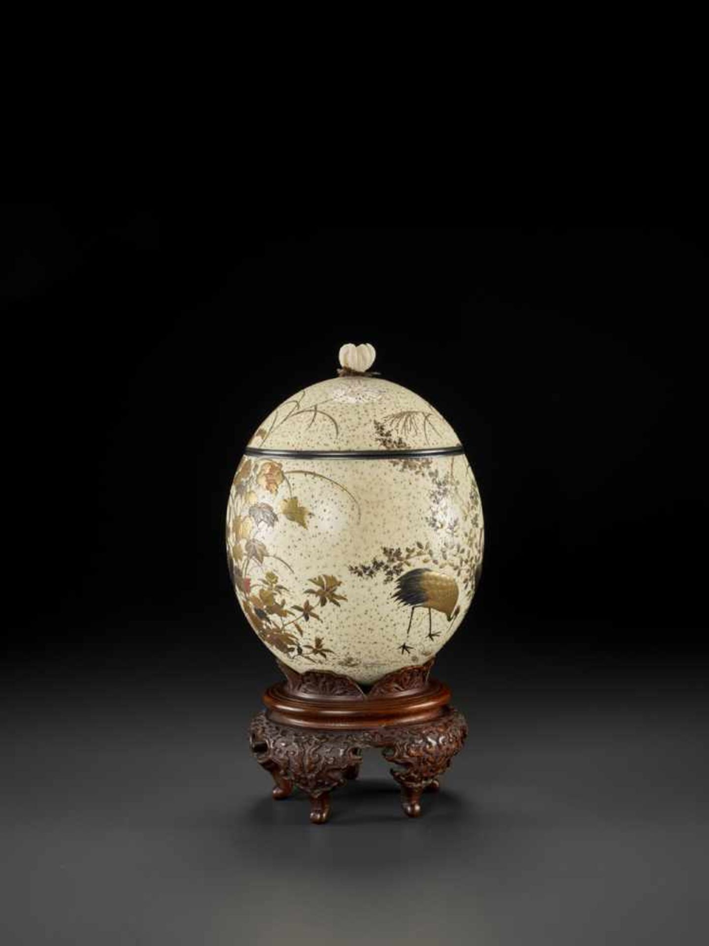 A FINELY LACQUERED OSTRICH EGG Japan, late 19th century, Meiji period (1868-1912)The speckled egg is - Bild 4 aus 10