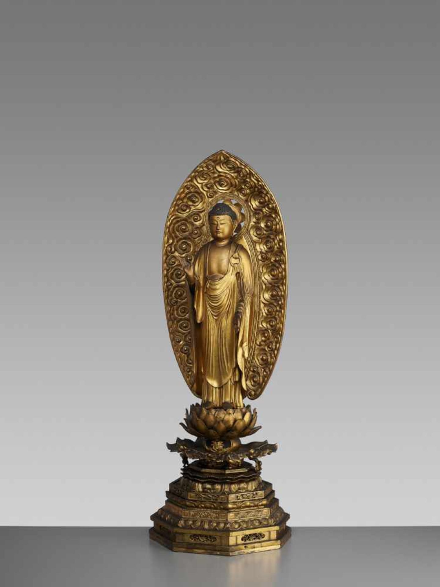 A GILT WOOD FIGURE OF AMIDA NYORAI Japan, 17th-18th century, Edo period (1615-1868)Of yosegi jointed - Bild 4 aus 11