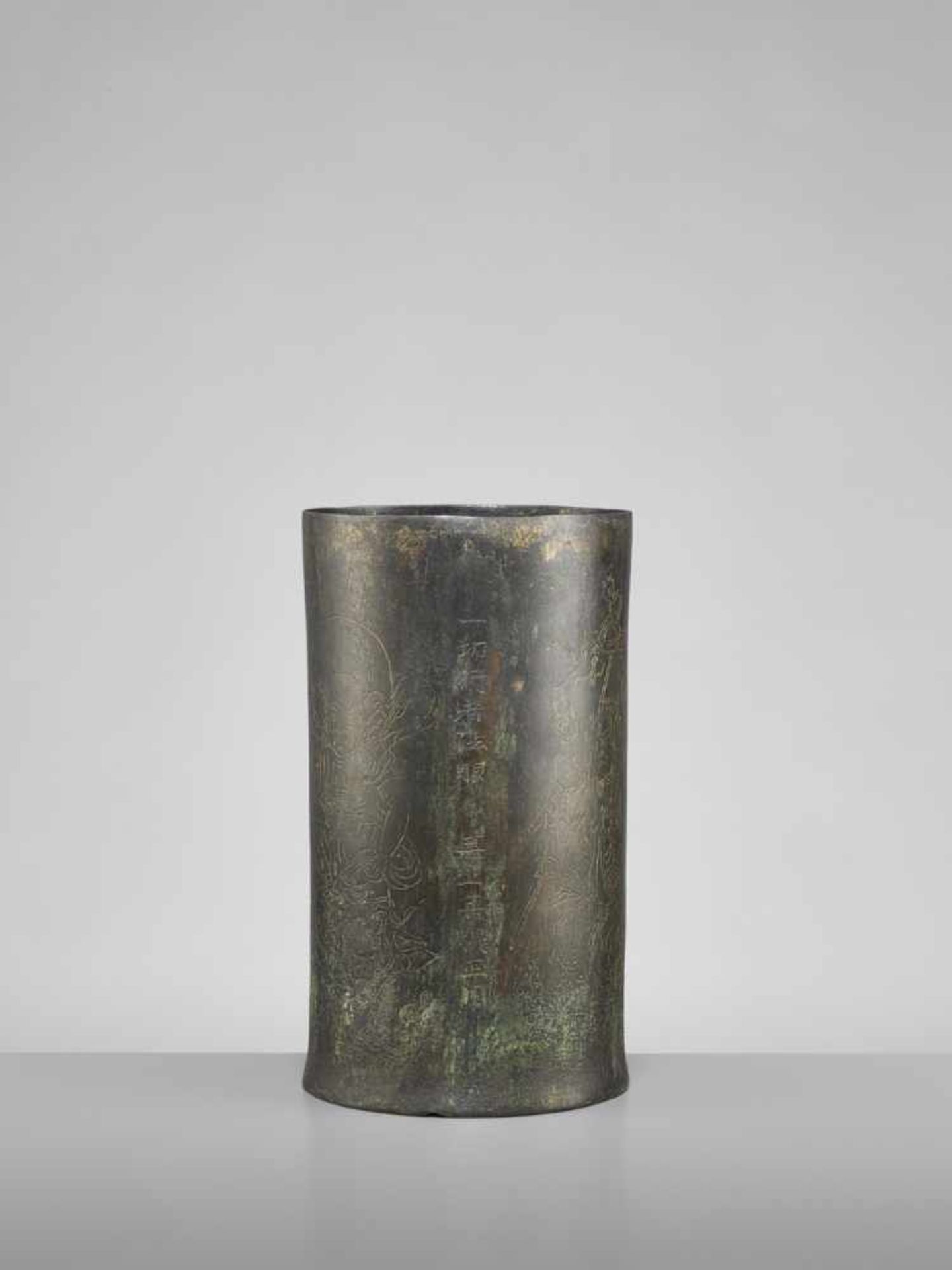 A VERY RARE AND EARLY BRONZE SUTRA CANISTER Japan, Muromachi period (1333-1573)The exterior of the - Image 4 of 10