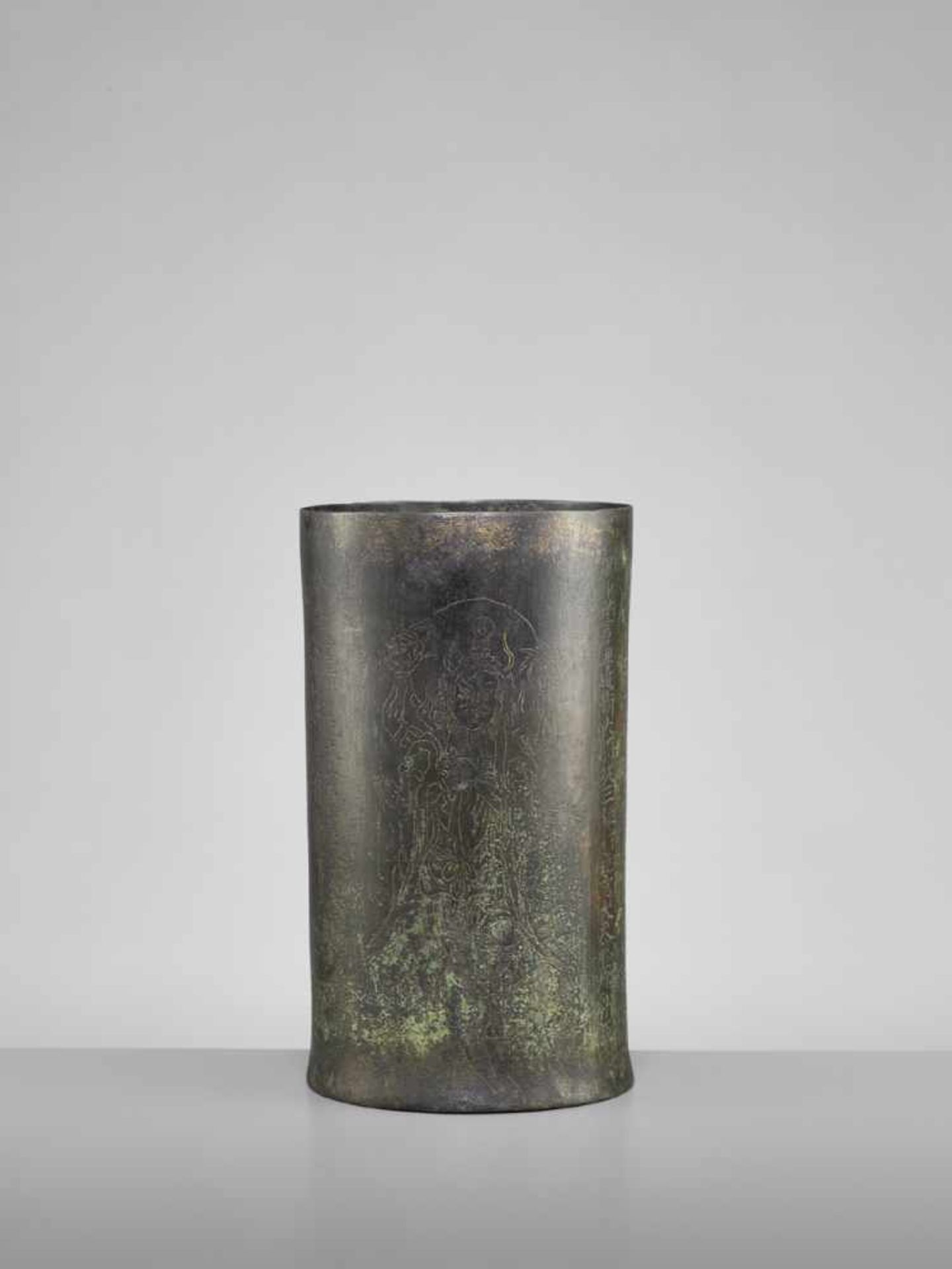 A VERY RARE AND EARLY BRONZE SUTRA CANISTER Japan, Muromachi period (1333-1573)The exterior of the - Image 6 of 10