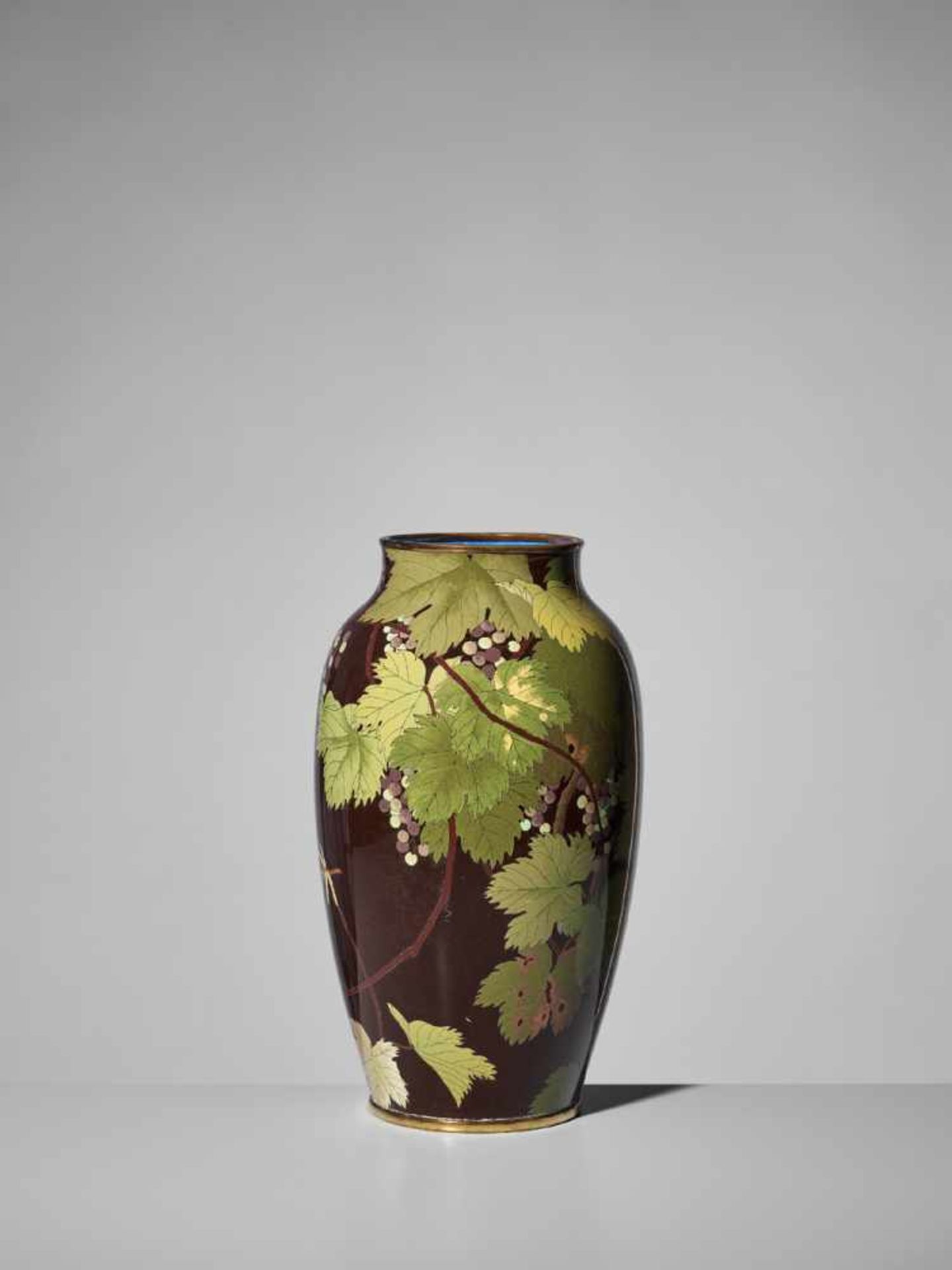 A LARGE AND FINE CLOISONNÉ ENAMEL VASE ATTRIBUTED TO THE ANDO COMPANY Unsigned, attributed to the - Image 5 of 8