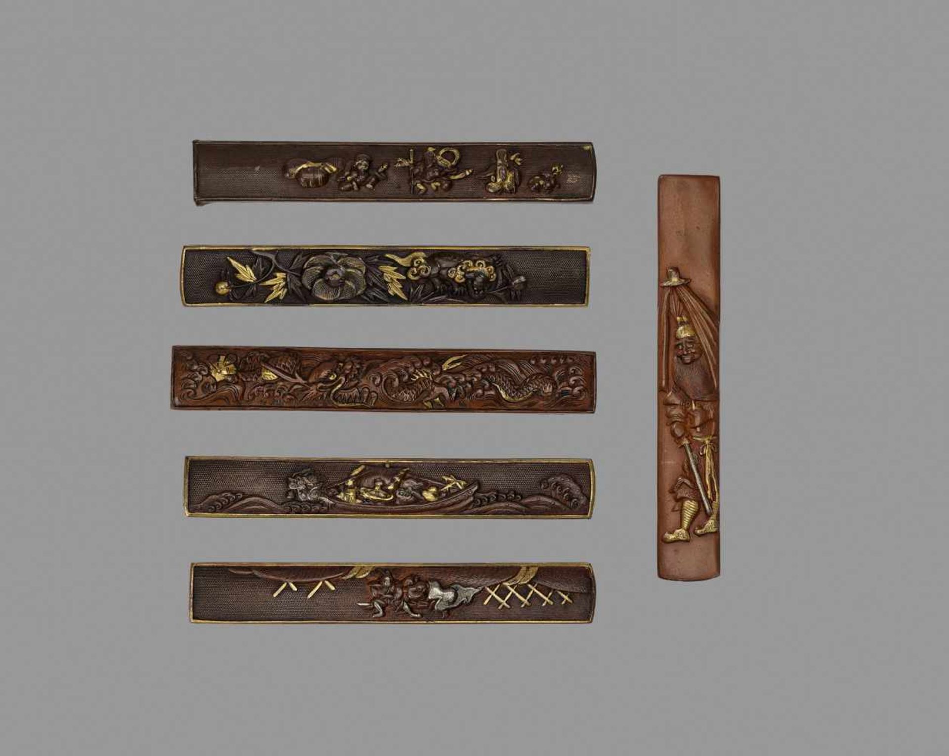 A RARE SET OF KOZUKA Japan, 19th century, Edo period (1615-1868)A set of six kozuka inside a three- - Bild 2 aus 13