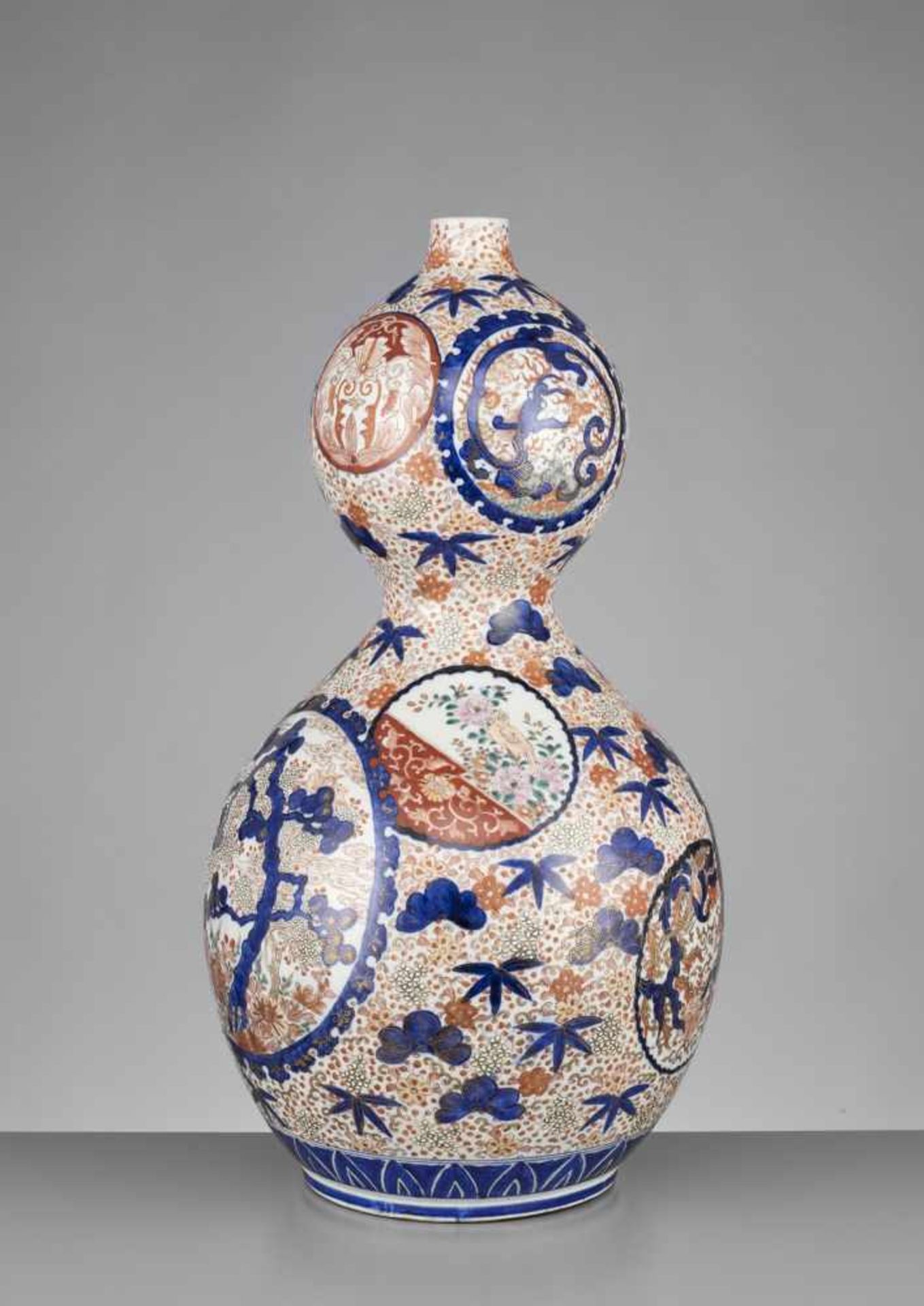 A VERY LARGE IMARI PORCELAIN DOUBLE-GOURD VASE Japan, ca. 1900, Meiji period (1868-1912)The vase