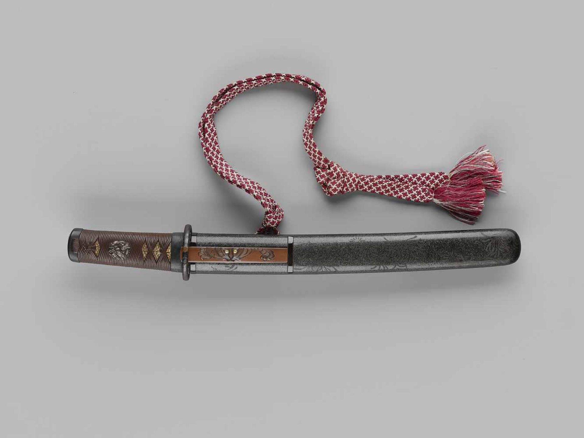 A RARE ENJU KOTO SCHOOL YOROIDOSHI TANTO Japan, Koto, 1570, late Muromachi period (1336-1573)A - Image 5 of 11