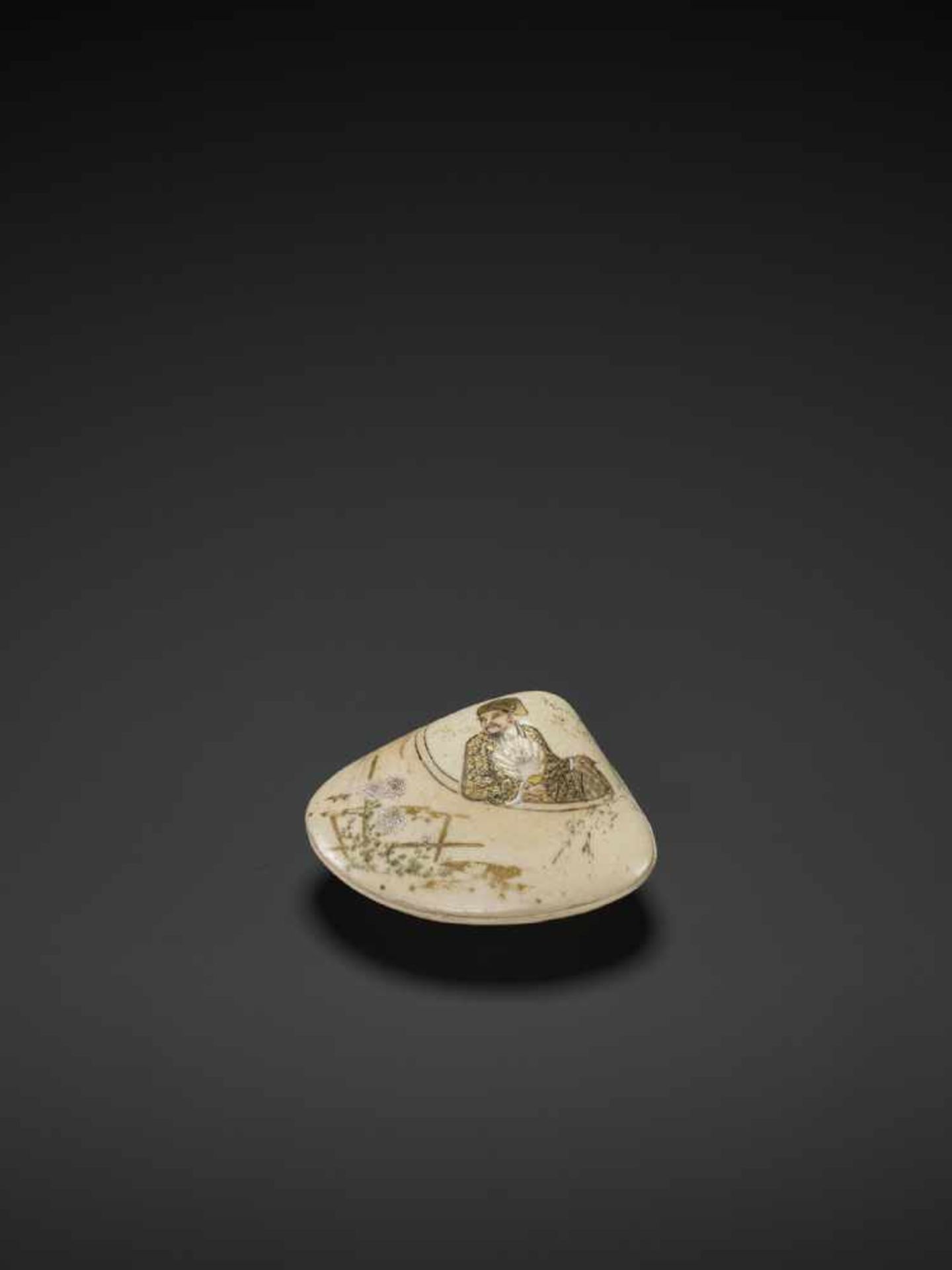 A SATSUMA CERAMIC SHELL BOX Japan, Meiji period (1868-1912)Finely painted in gold and polychrome - Image 3 of 9