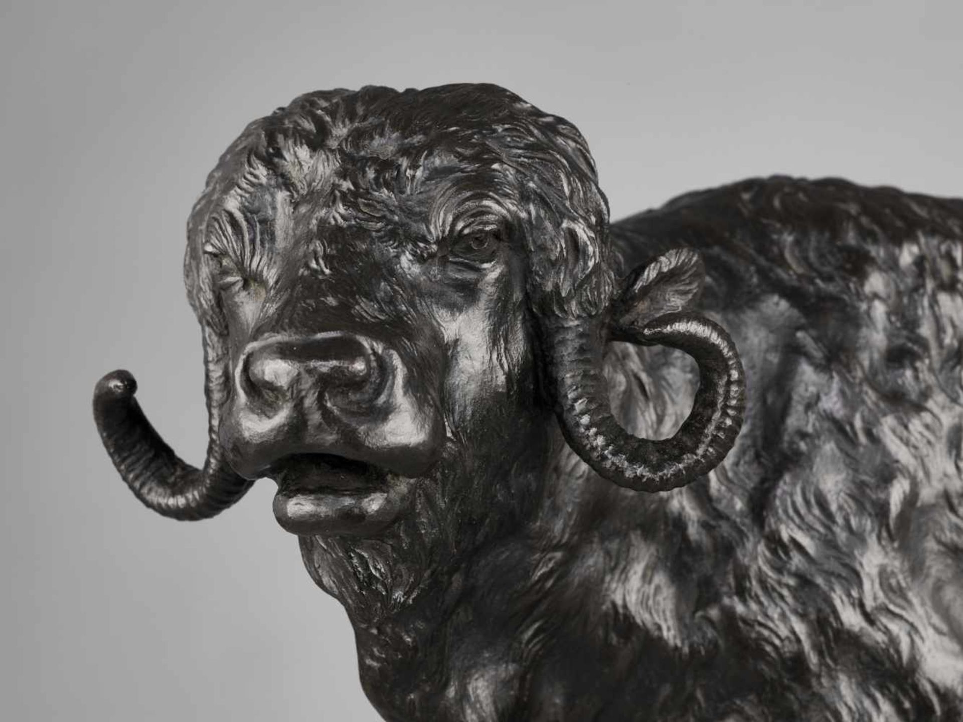 GENRYUSAI SEIYA: A RARE AND MASSIVE BRONZE OF A MUSK OX By Genryusai Seiya, signed Dai Nihon - Bild 2 aus 10