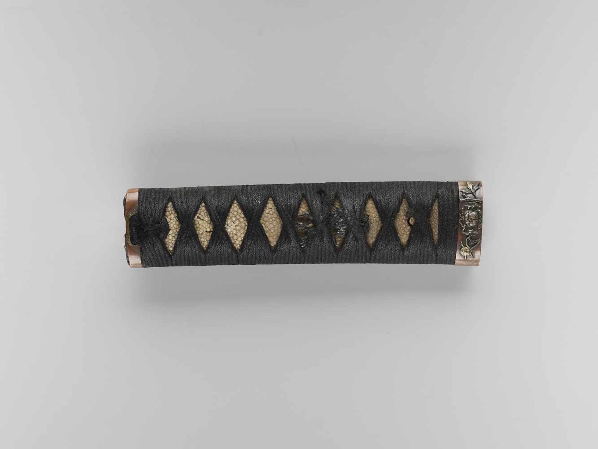 A MINO WAKIZASHI IN KOSHIRAE Japan, c. late 16th to 17th centuryThe blade:Shinogi-zukuri and iori - Image 6 of 11