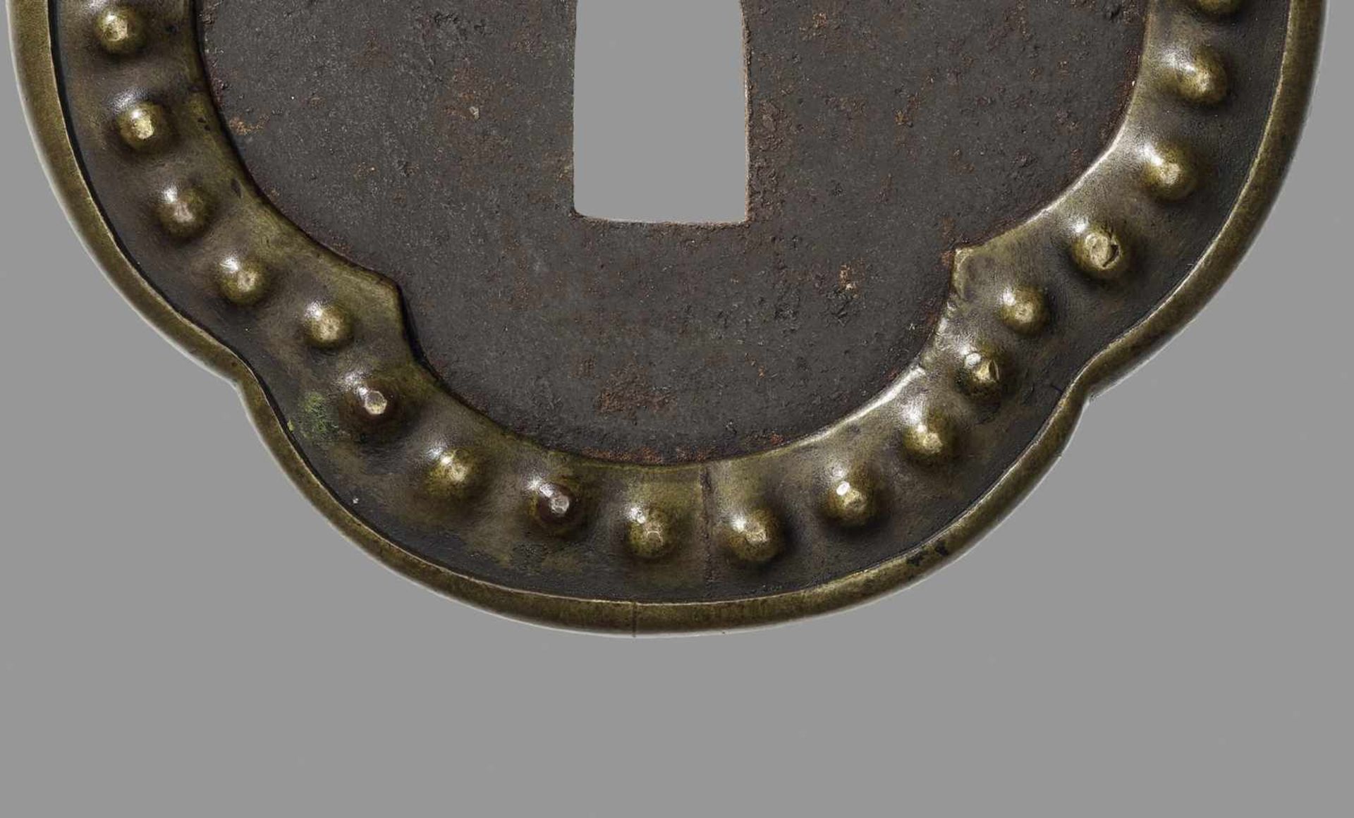 A RARE HIRATA SCHOOL TSUBA Japan, 17th/18th century, Edo period (1615-1868)The iron tsuba of - Image 4 of 4