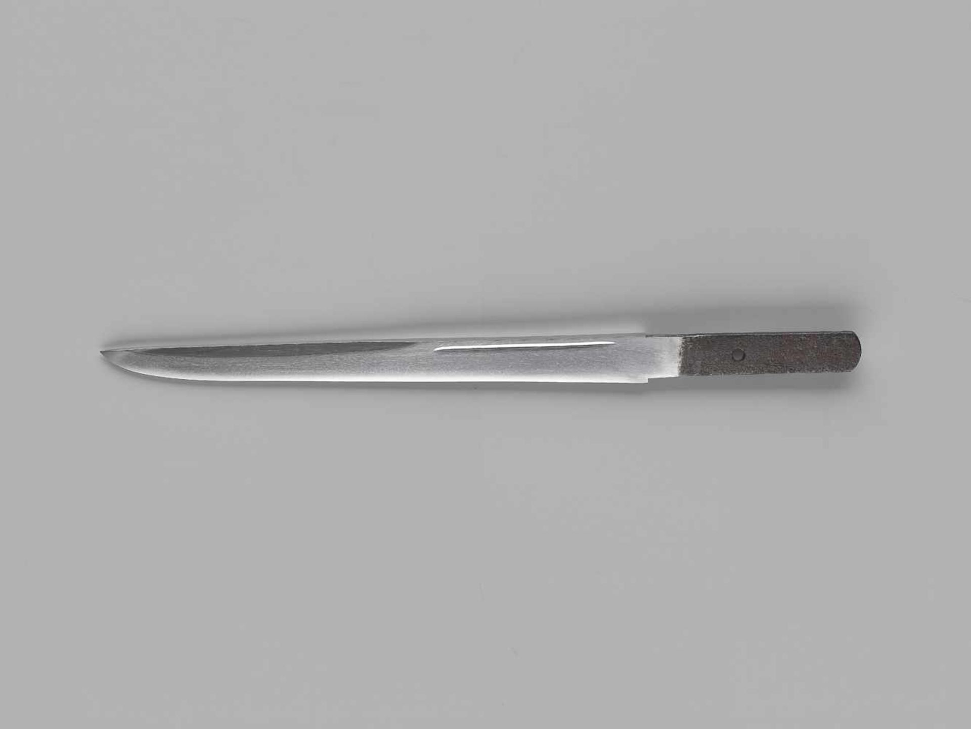 A RARE ENJU KOTO SCHOOL YOROIDOSHI TANTO Japan, Koto, 1570, late Muromachi period (1336-1573)A - Image 3 of 11