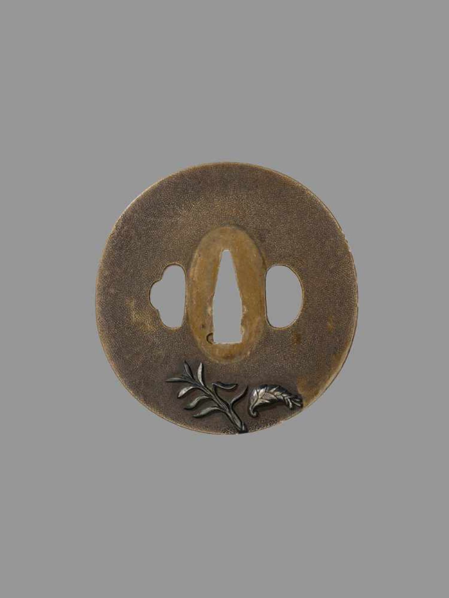 A RARE SHOAMI SCHOOL TSUBA Japan, 18th/19th century, Edo period (1615-1868)The copper marugata tsuba - Bild 3 aus 4