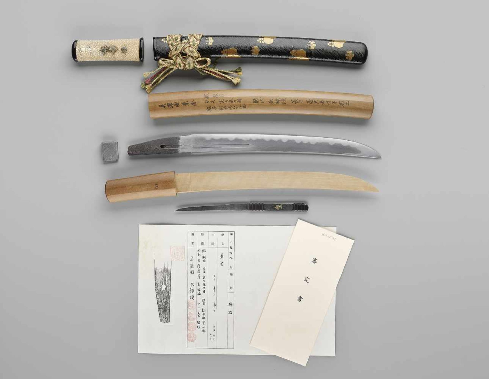 A SUPERB KANEIYE SCHOOL SUNOBI KOTO TANTO WITH DAIMYO KOSHIRAE AND SHIRASAYA By the Kaneiye - Image 2 of 13