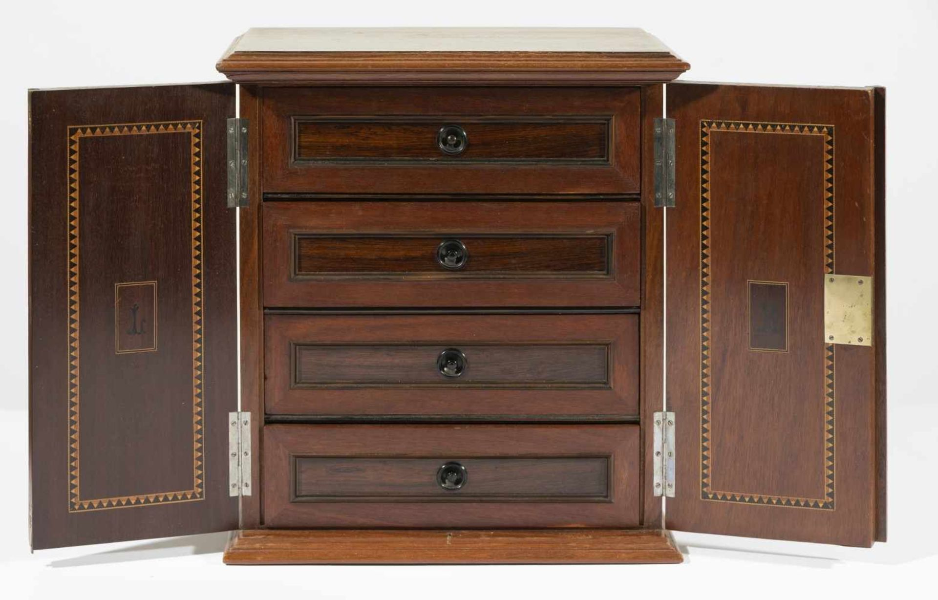 Schränkchen mit 4 SchubladenHolz, 20. Jh.43 x 39,5 x 21 cmCabinet with 4 drawers, wood, 20th c.,