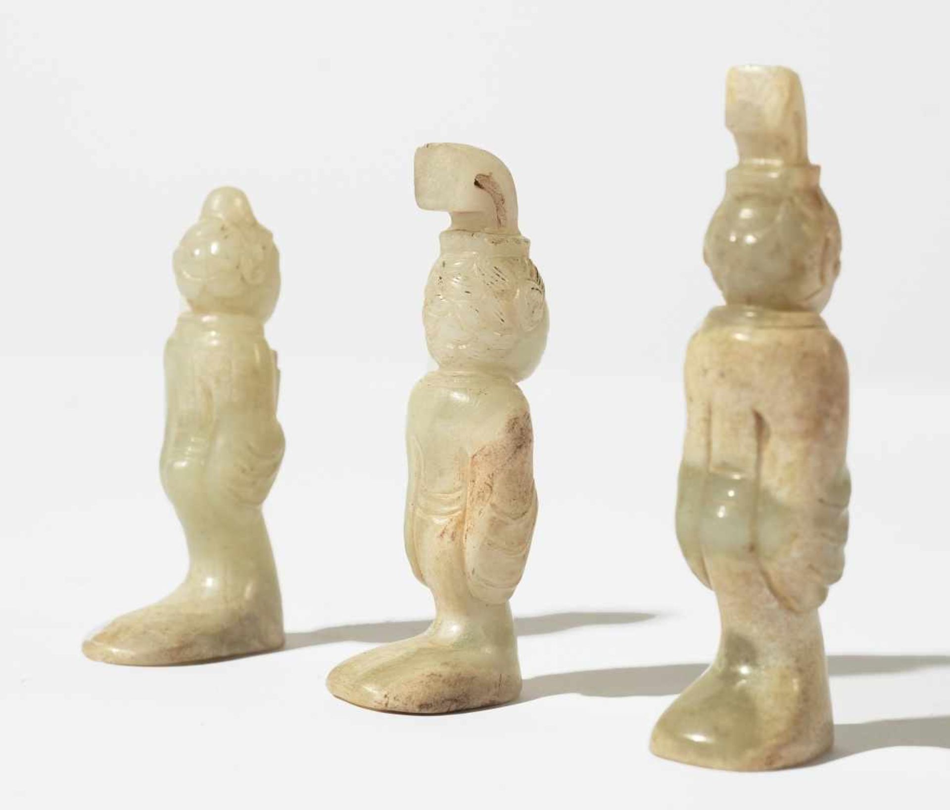 Drei chinesische Jade-Figurenzwischen 7,5 und 9,5 cm hochProvenienz: Privatsammlung Zürich.Three - Bild 2 aus 2