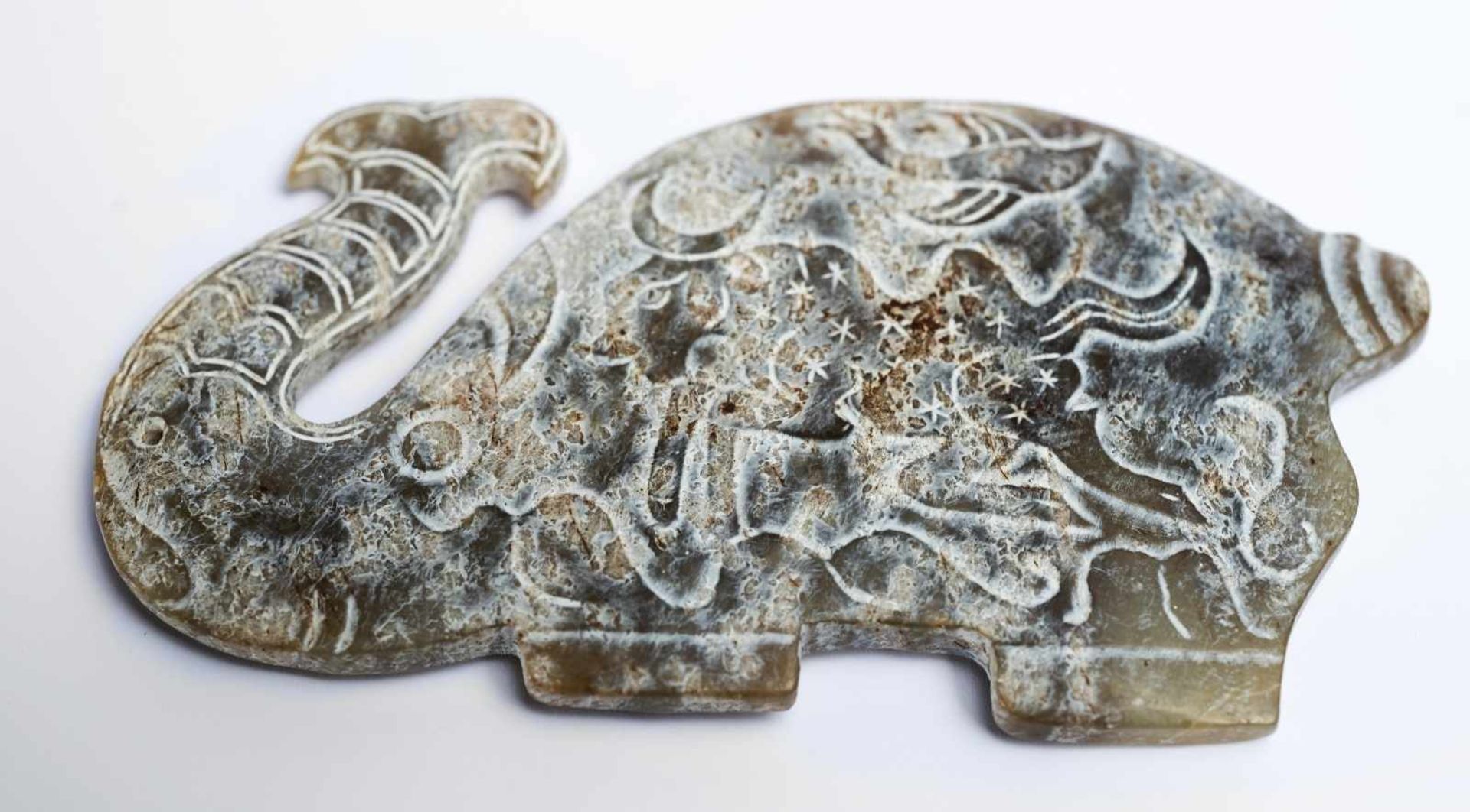 Chinesischer Jade-Elefantca. 10,5 x 6 x 0,5 cmProvenienz: Privatsammlung Zürich.Chinese Jade-