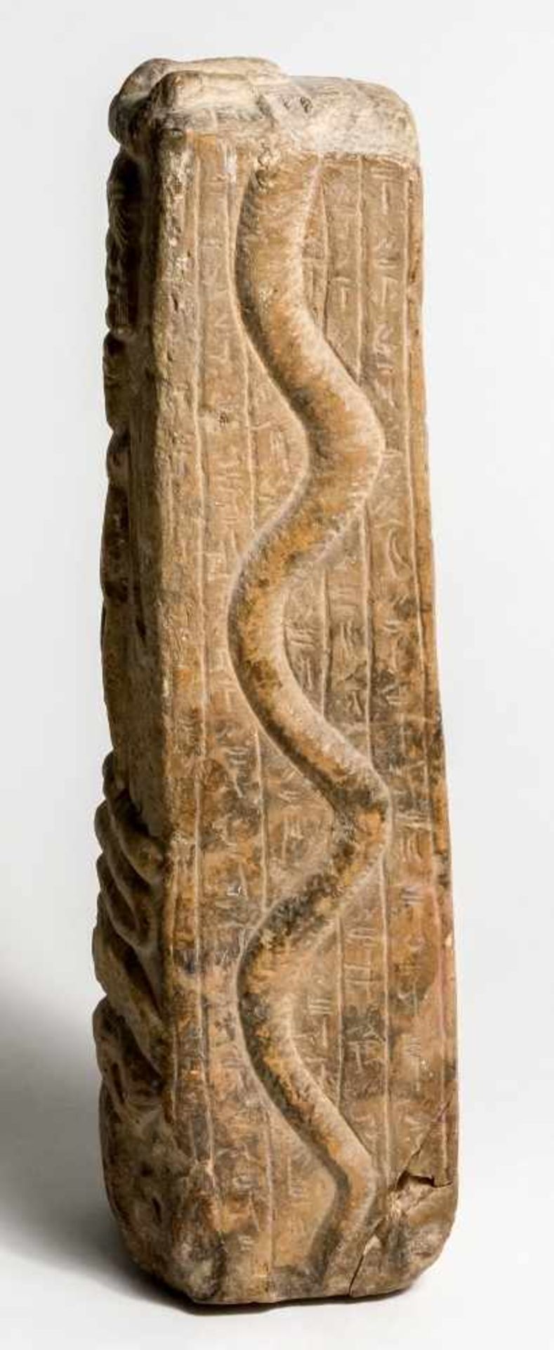 Magische Horus-SteleÄgypten, Spätzeit bis ptolemäisch (712-30v. Chr.)Kalkstein27,5 x 8 x 6 cmDie - Bild 2 aus 2