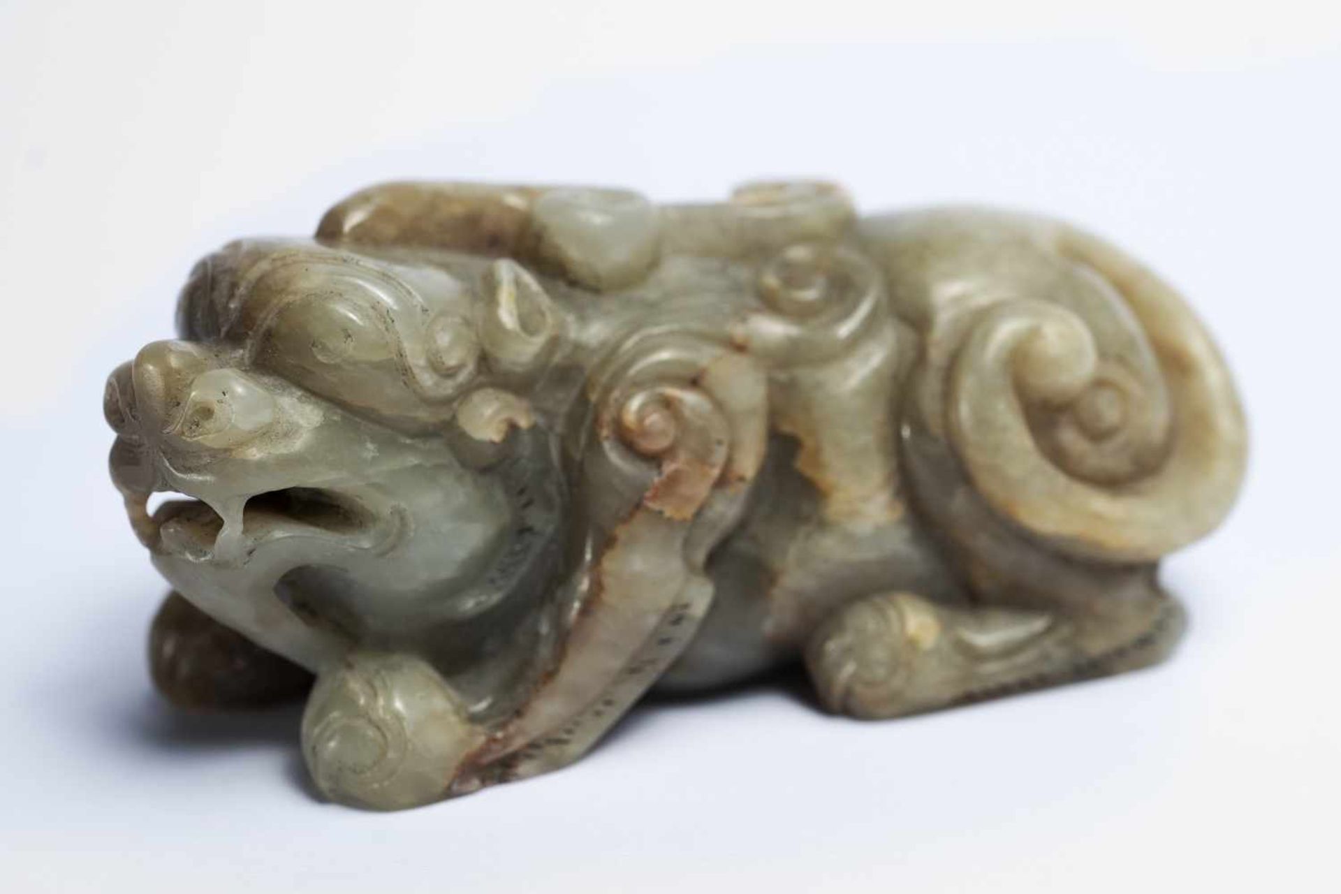 Chinesisches Fabeltier aus Jadeca. 9,5 x 4 x 4 cmProvenienz: Privatsammlung ZürichA Chinese Jade