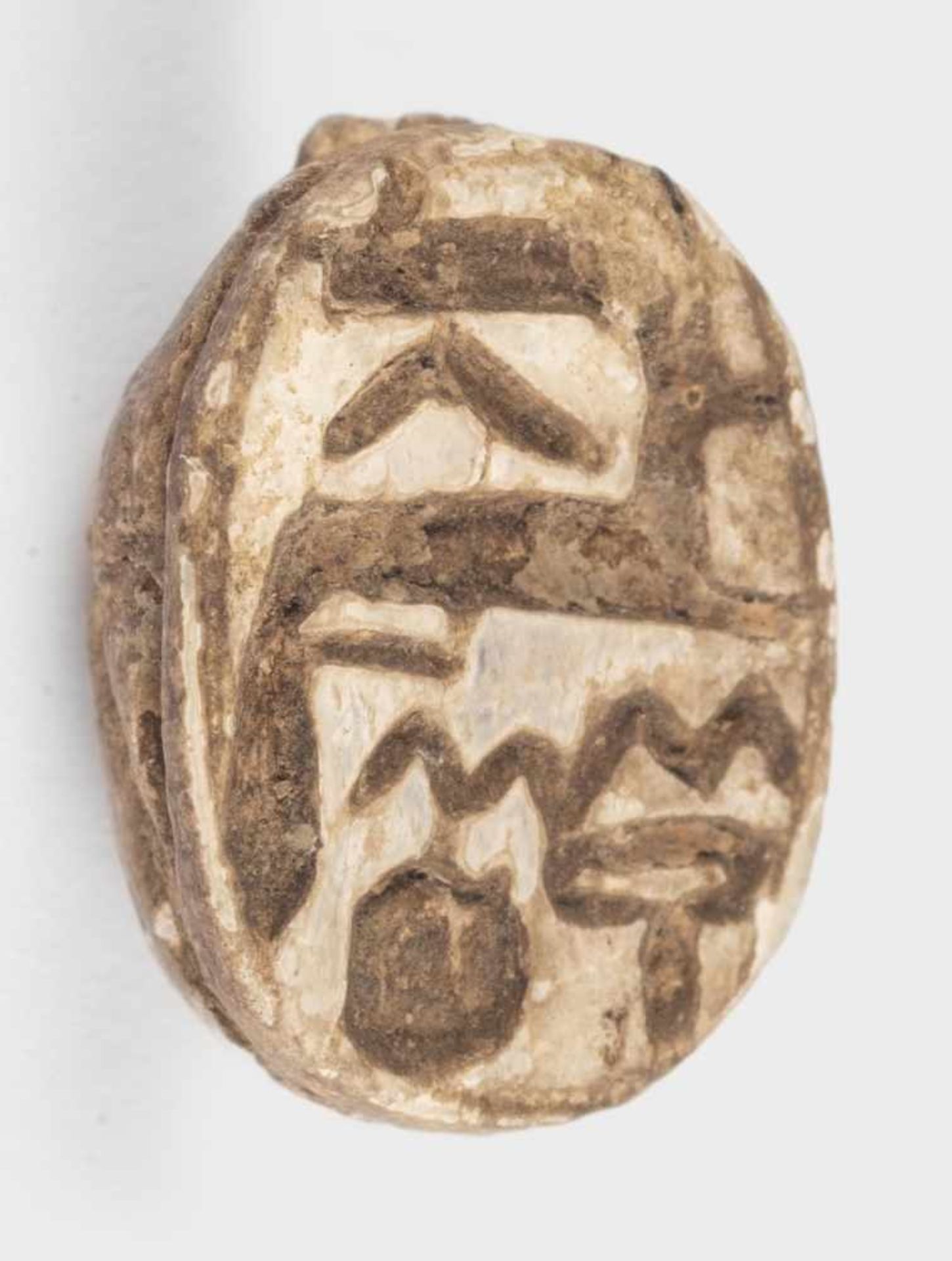 SkarabäusÄgypten, Neues Reich bis Spätzeit (ab 1550 v. Chr.)Steatit, hell-gräulichBreite: 10 mm, - Bild 2 aus 2