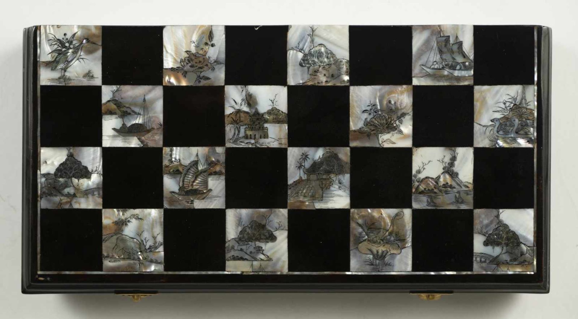 Schachspiel mit 32 Figuren aus ElfenbeinChina, 20. Jh.Kasten: 38 x 19 x 5 cm, Figuren von 4,5 bis - Image 2 of 2