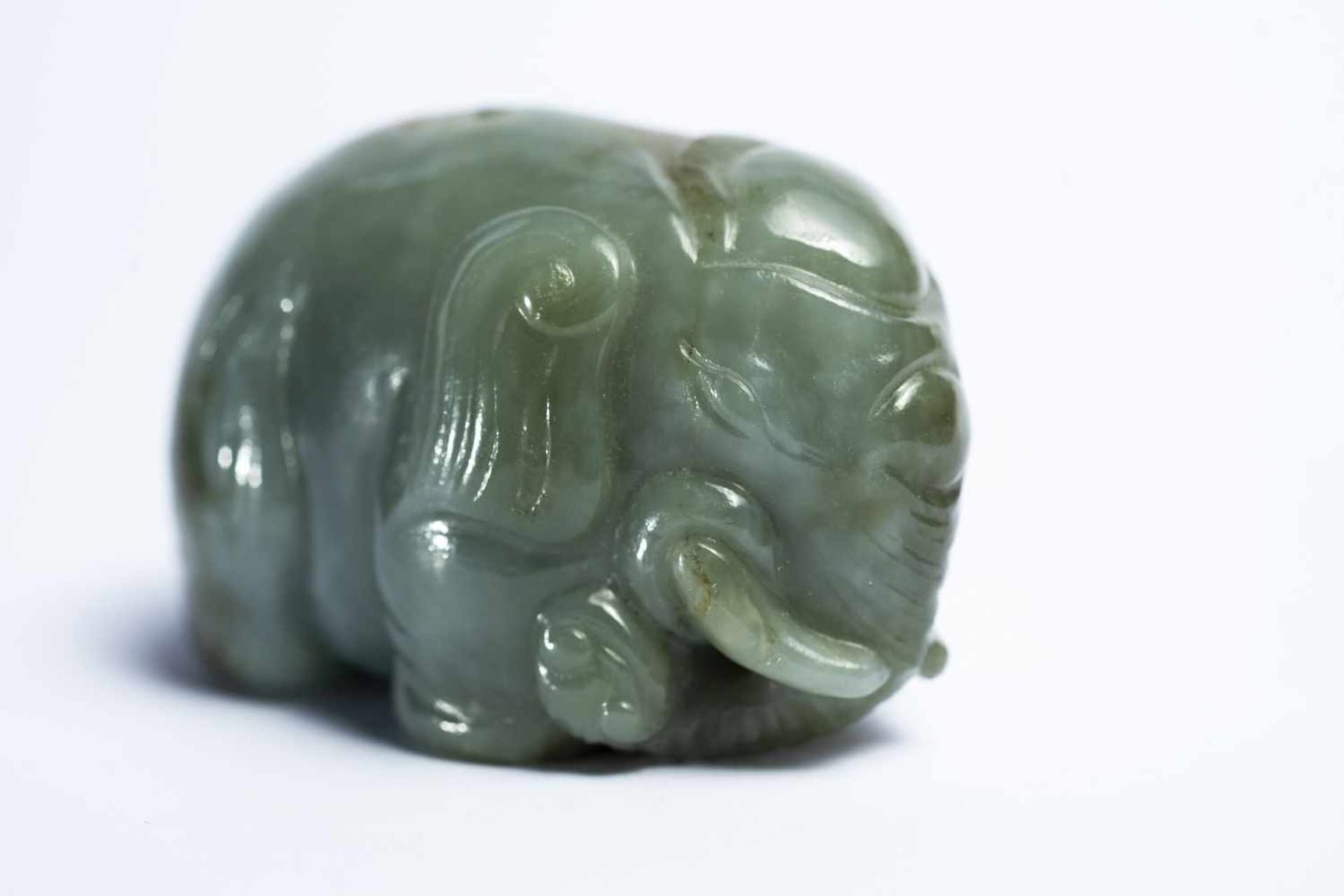 Chinesischer Jade-Elefantca. 3,5 x 6 x 2,5 cmProvenienz: Privatsammlung ZürichA Chinese Jade - Bild 2 aus 2