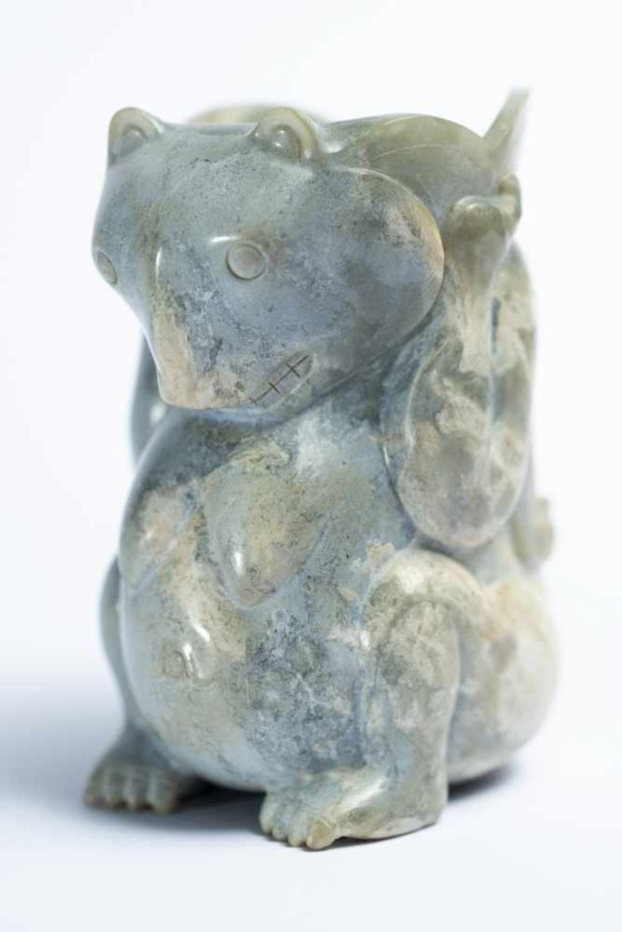 Chinesische Jade-Vase in Form eines mausartigen Fabeltieresca. 9,5 x 5,5 x 6 cmProvenienz: - Bild 2 aus 3