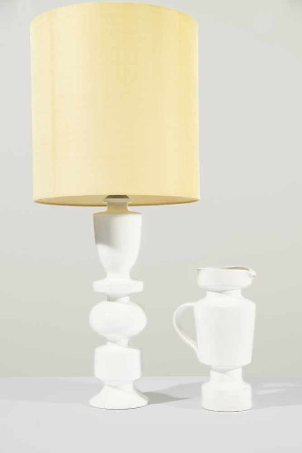 Tischlampe und VaseLinck, Keramik, 20. Jh.Lampe mit Schirm: 88 cm hoch, Vase: 32 cm hochZustand: