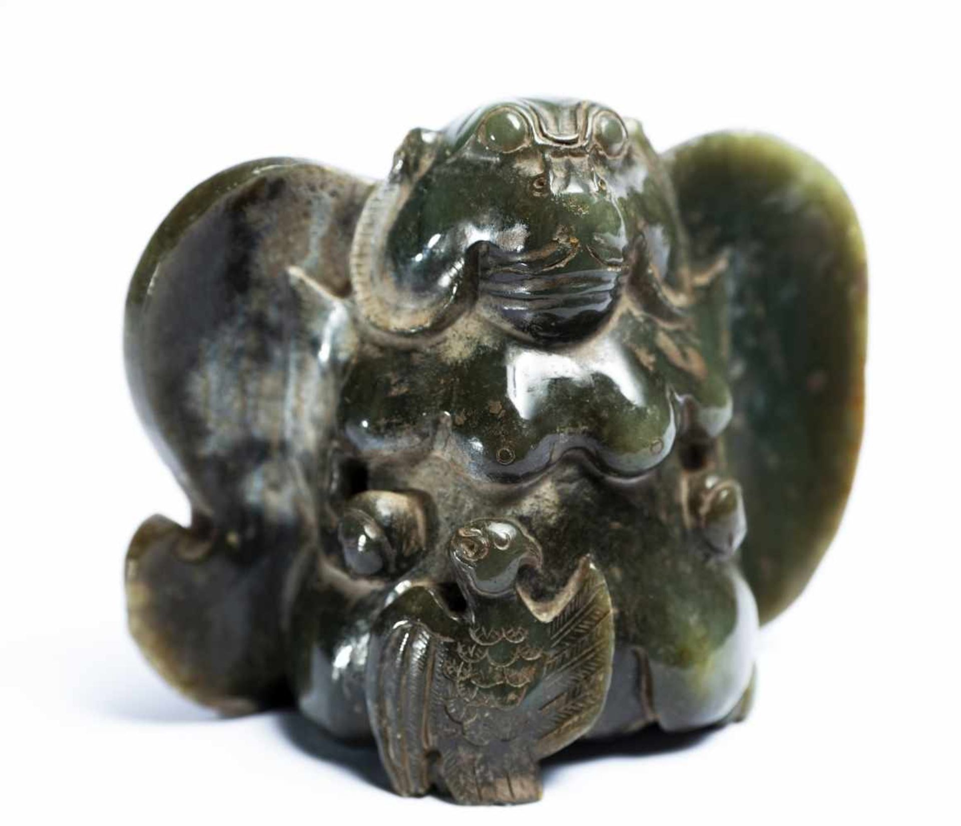 Chinesische Jade-Figur in Fledermaus-Formca. 10 x 12 x 6 cmProvenienz: Privatsammlung Zürich.Chinese