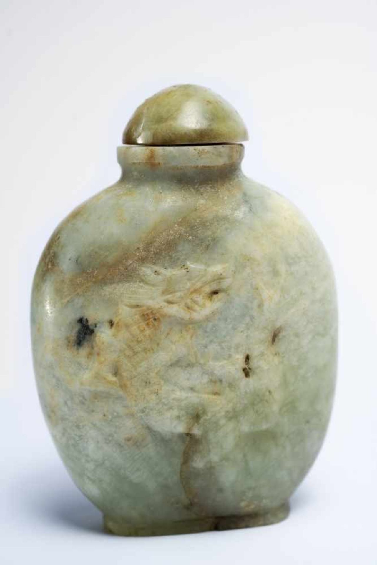 Schnupftabakflasche aus Jade mit Drachenreliefam Boden der Flasche handschriftliche