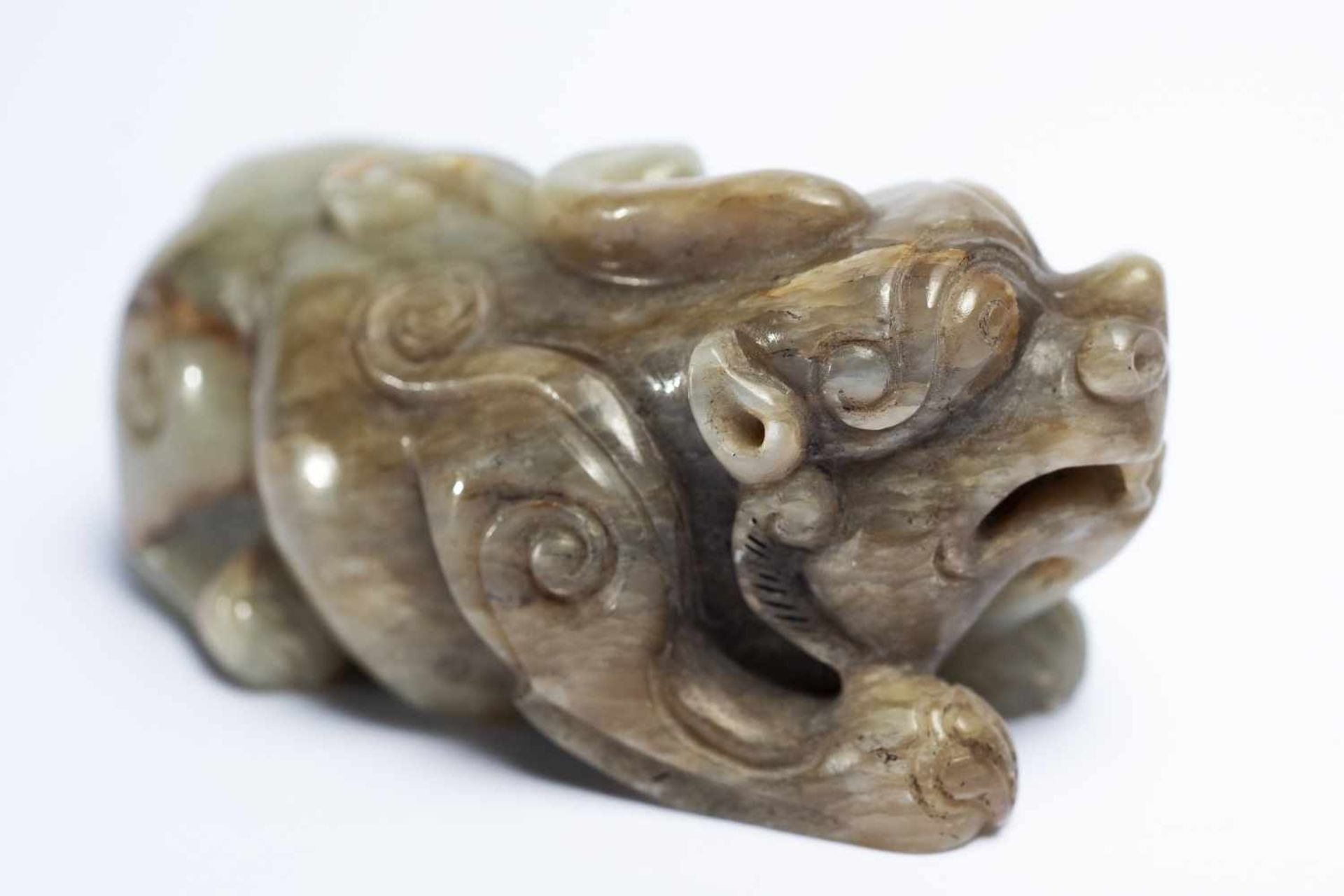 Chinesisches Fabeltier aus Jadeca. 9,5 x 4 x 4 cmProvenienz: Privatsammlung ZürichA Chinese Jade - Bild 2 aus 2