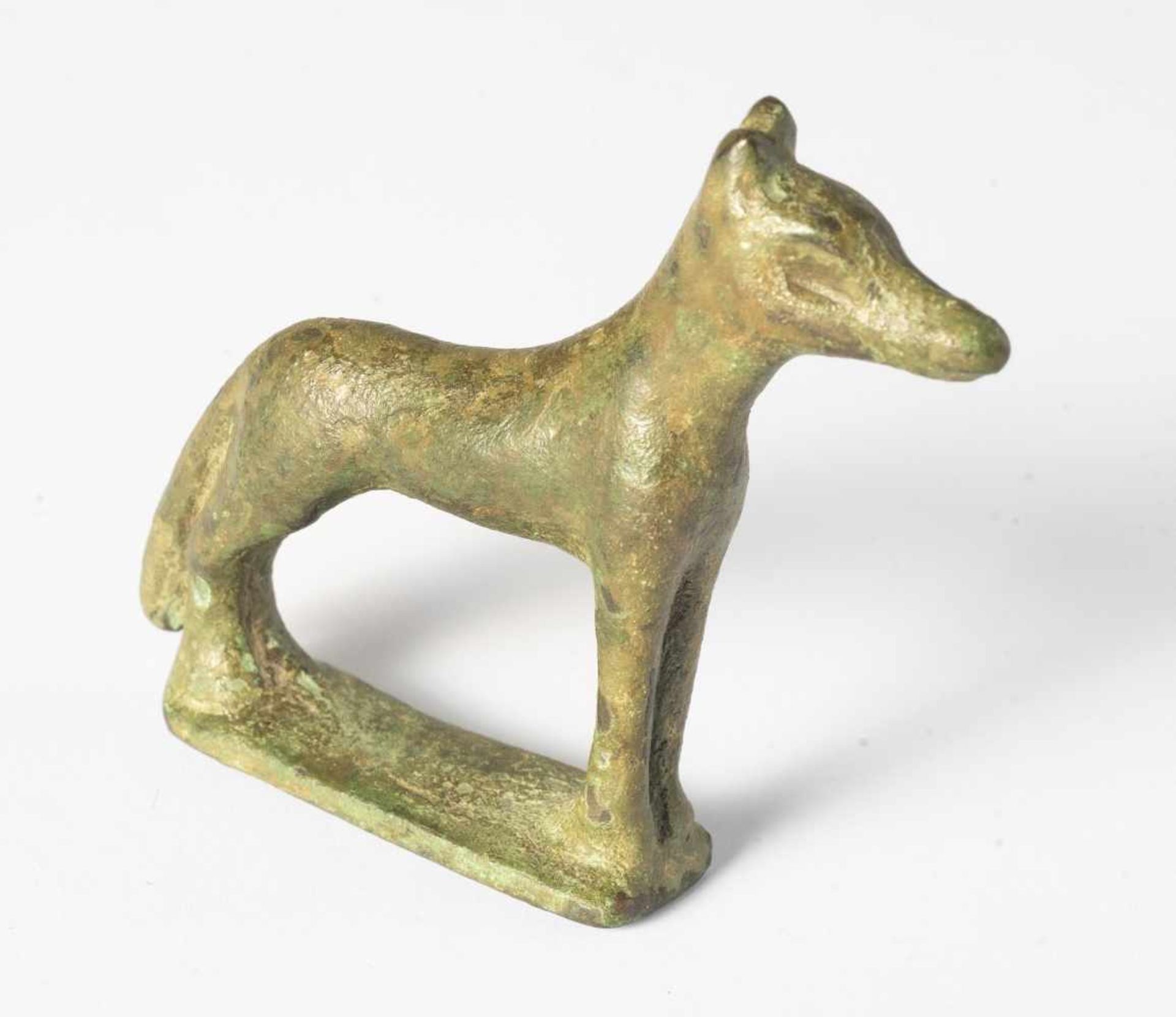 Wepwawet-FigurÄgypten, um 600 v. Chr.Bronze, grüne gleichmässige PatinaHöhe: 5,3 cm, Länge: 6