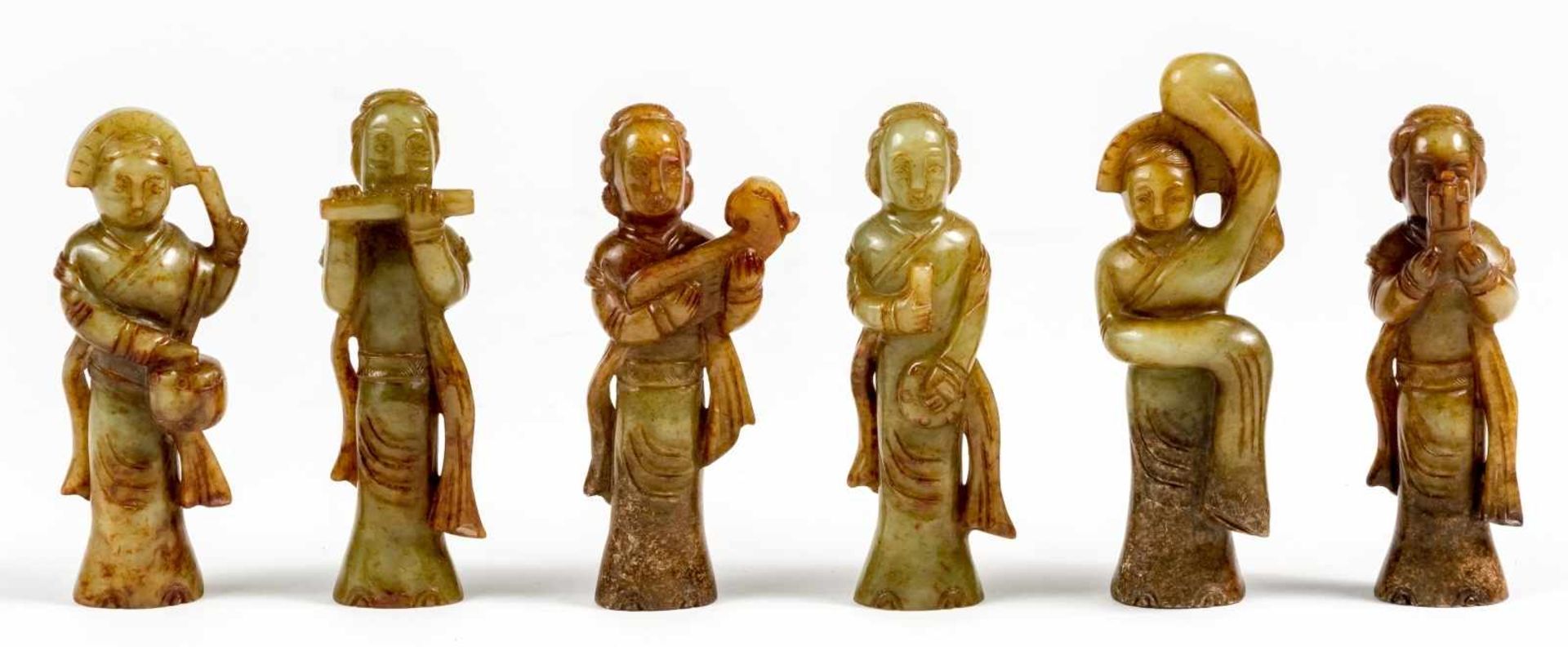 Sechs chinesische Musiker-Figuren aus Jadezwischen 9,5 und 10,5 cm hochProvenienz: Privatsammlung