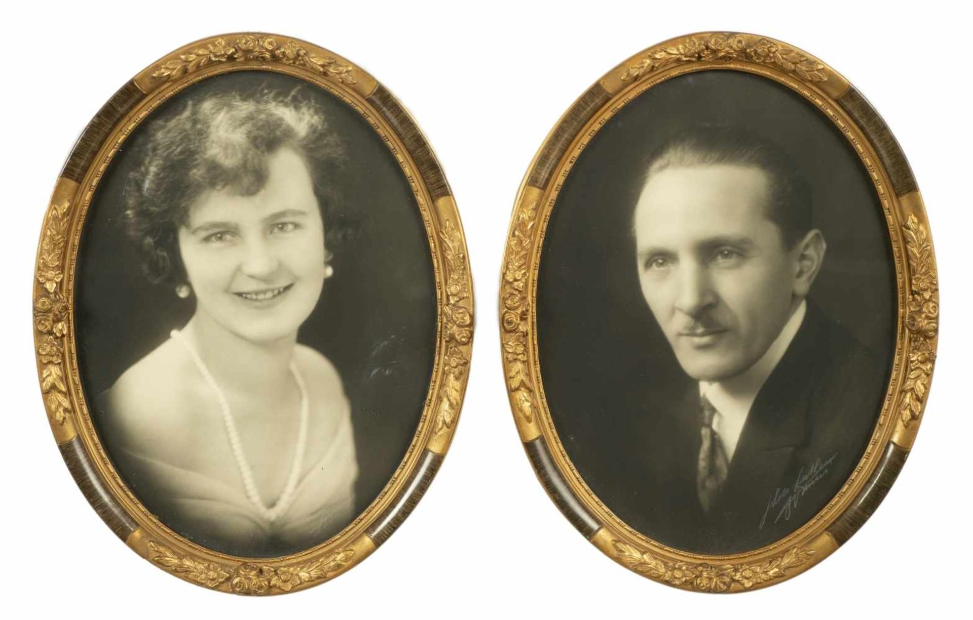 Zwei Photographien eines Paares aus dem frühen 20. Jahrhundert - - vom Photographen signiertRahmen