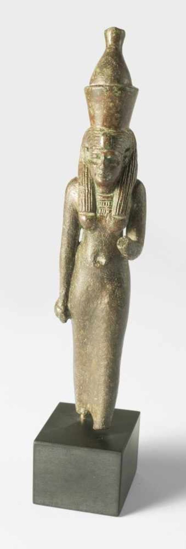 Statuette der Göttin Mut in SchrittstellungBronze, Ägypten, um 600 v. Chr. oder früher13,1 cm