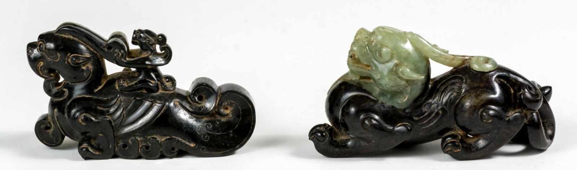 Zwei chinesische Jade-Fabeltiereca. 9 cm lang, 5,5 cm hoch und 10 cm lang, 5 cm hochProvenienz: