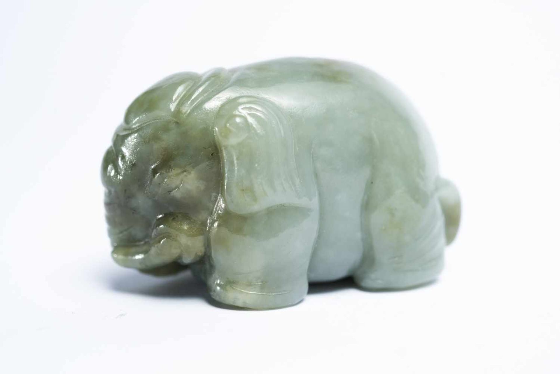 Chinesischer Jade-Elefantca. 3,5 x 6 x 2,5 cmProvenienz: Privatsammlung ZürichA Chinese Jade