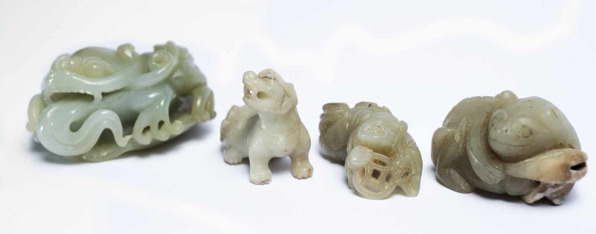 Vier chinesische Fabeltiere aus Jade3,5 x 5 x 6.5 cm; 3,5 x 4,3 x 2,2 cm; 2 x 4,5 x 2,3 cm; 3 x 5