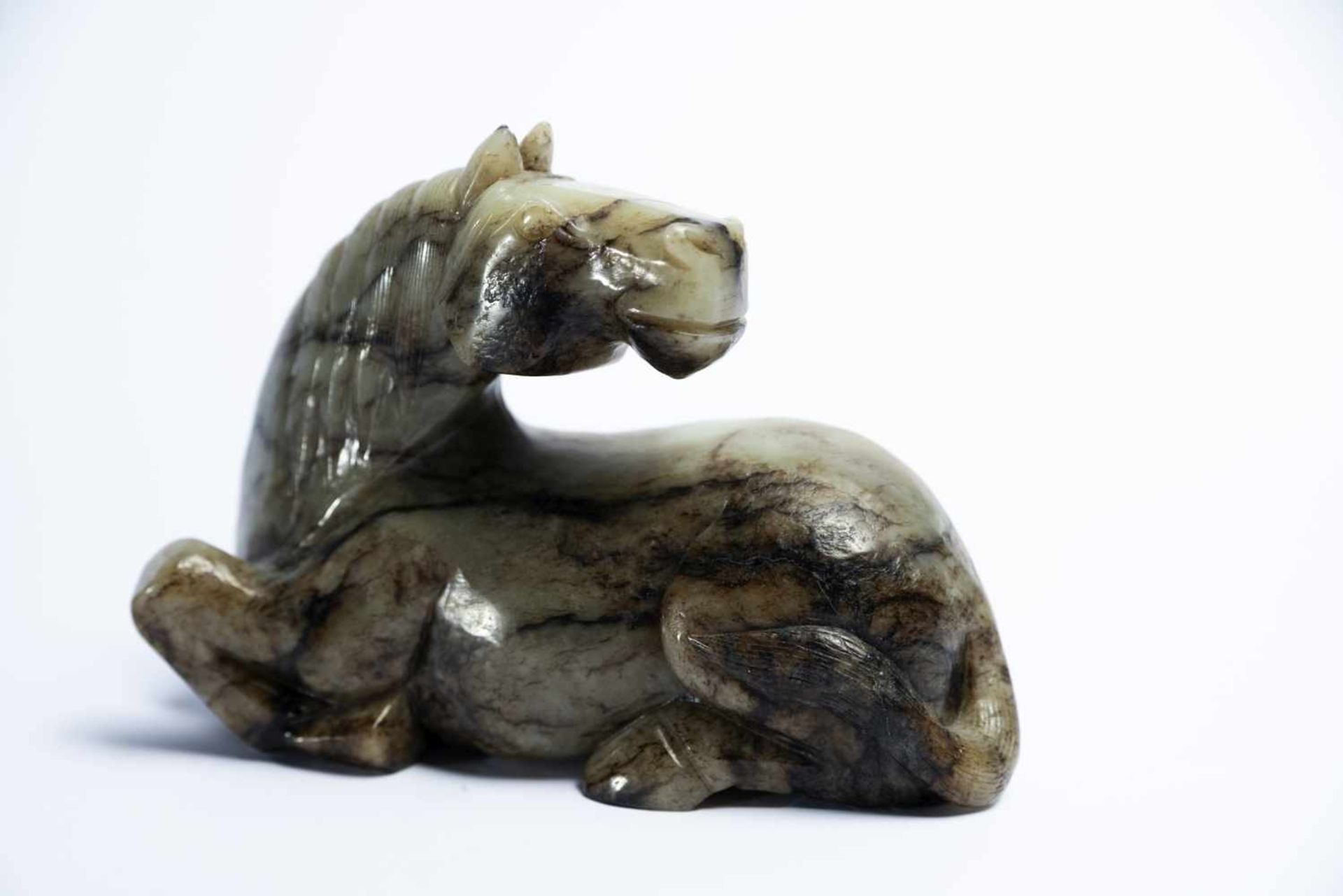 Chinesisches Jade-Pferdca. 16 x 12 x 6 cmProvenienz: Privatsammlung Zürich.A Chinese Jade Horse, ca. - Bild 2 aus 2