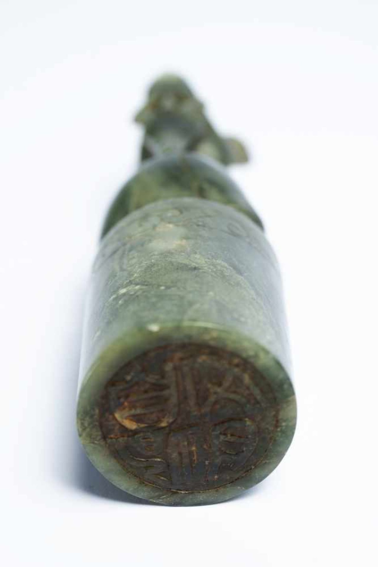 Chinesisches Jade-Siegel11 cm hochProvenienz: Privatsammlung Zürich.A Chinese Jade Seal, 11 cm high, - Bild 2 aus 2