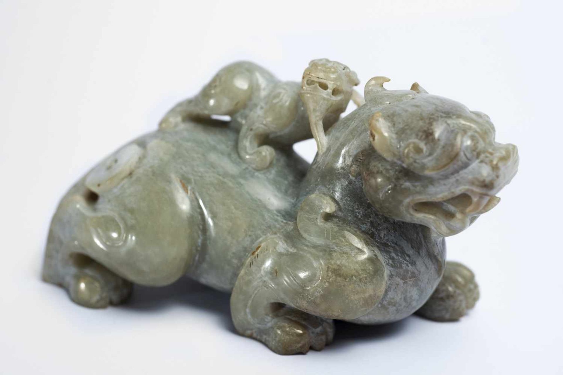 Chinesisches Fabeltier aus Jadeca. 10,5 x 6 x 4,5 cmProvenienz: Privatsammlung Zürich.A Chinese Jade