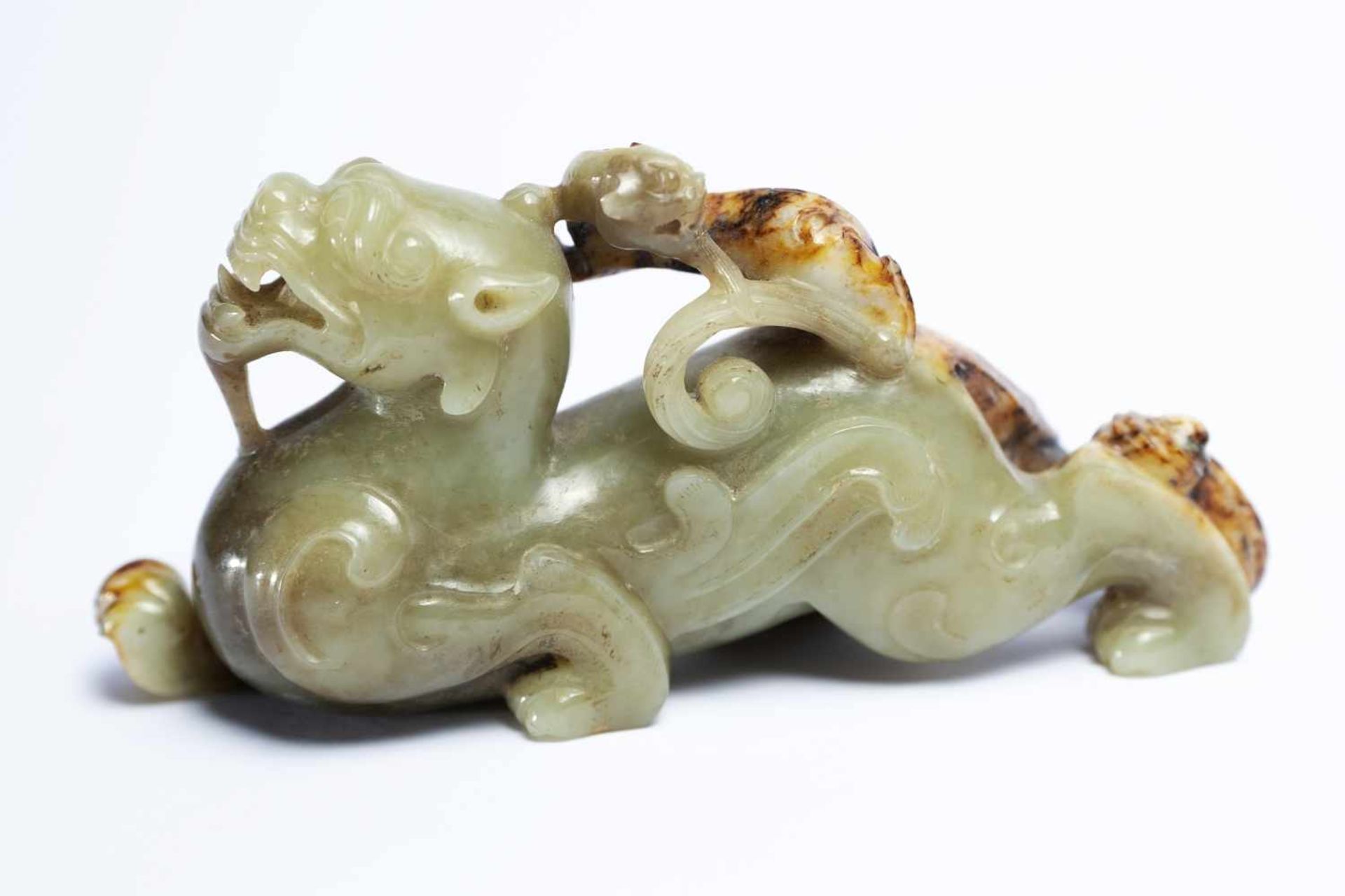 Chinesisches Fabeltier aus Jade15,5 x 7,5 x 4,5 cmProvenienz: Privatsammlung Zürich.A Chinese Jade - Bild 2 aus 2