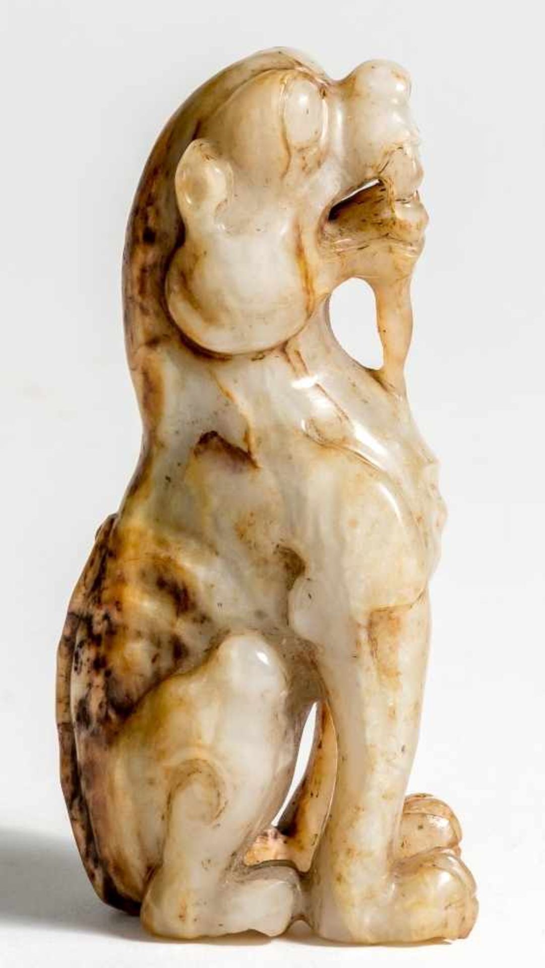 Chinesisches Jade Fabeltierca. 11 cm hochProvenienz: Privatsammlung Zürich.Chinese Jade Mythical - Bild 2 aus 2