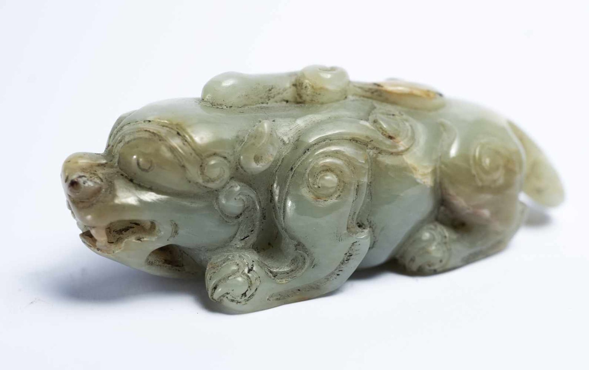 Chinesisches Fabeltier aus Jadeca. 10 x 3,5 x 3,5 cmProvenienz: Privatsammlung Zürich.A Chinese Jade