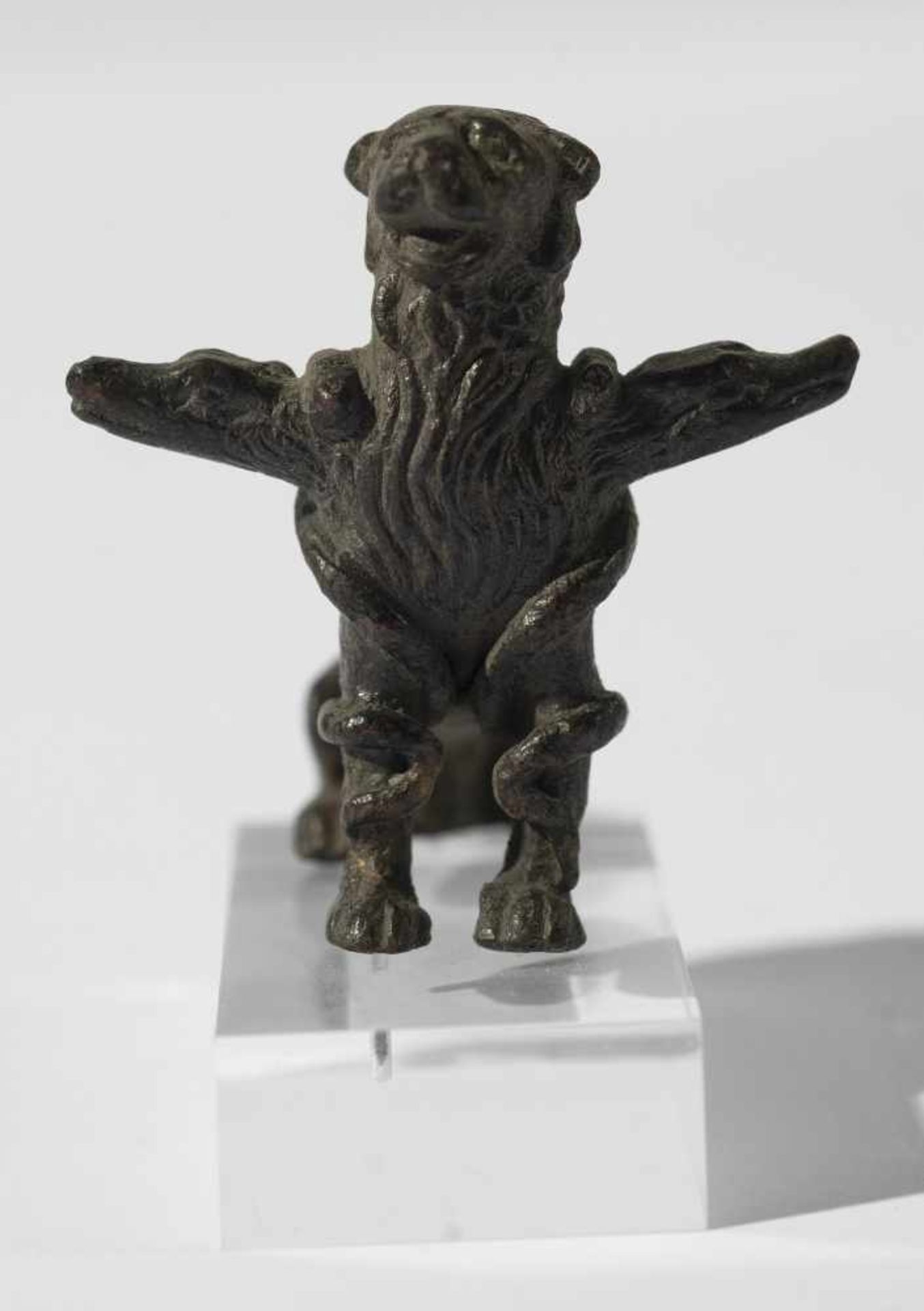 Kerberos (Cerberus)Hellenistisch / römisch, wohl 1. Jh. n. Chr.Bronze, Vollguss4,2 cm hochDer